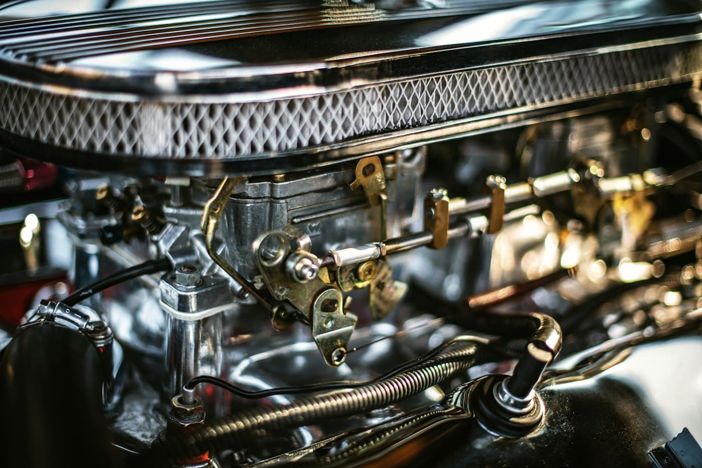 Ersatzteile für Oldtimer, sortiert in Regalen