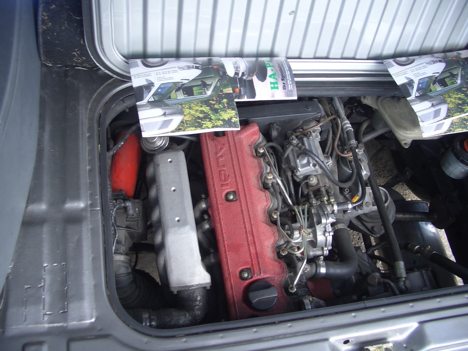 Ein Audi-Fünfzylinder im Motorraum eines südafrikanischen T3