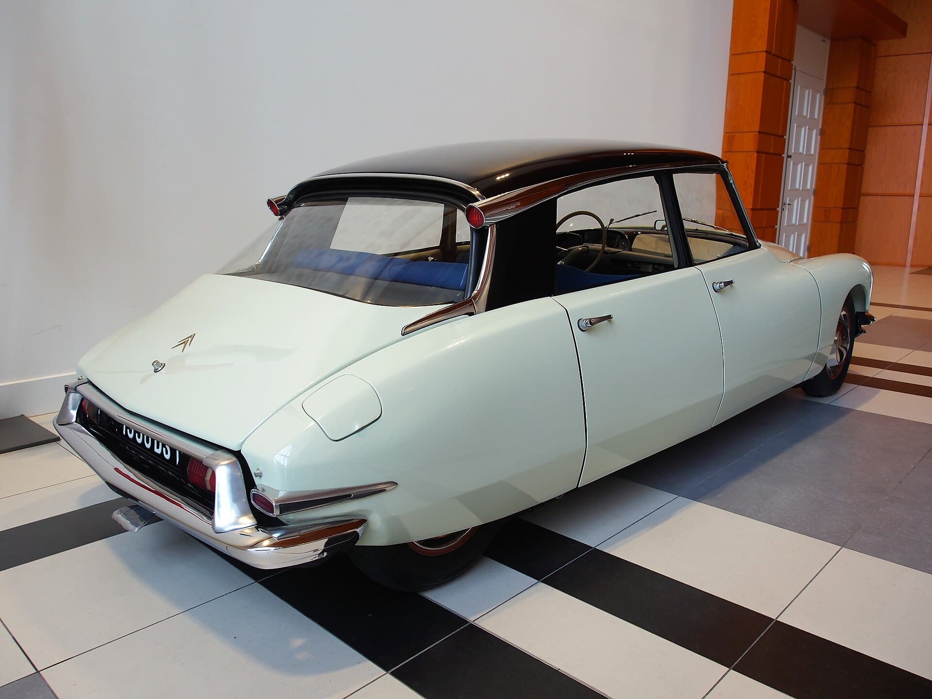 Eine weiße Citroën DS 19 von 1956 mit dem schmalen Heck der frühen Jahre in einer Ausstellung