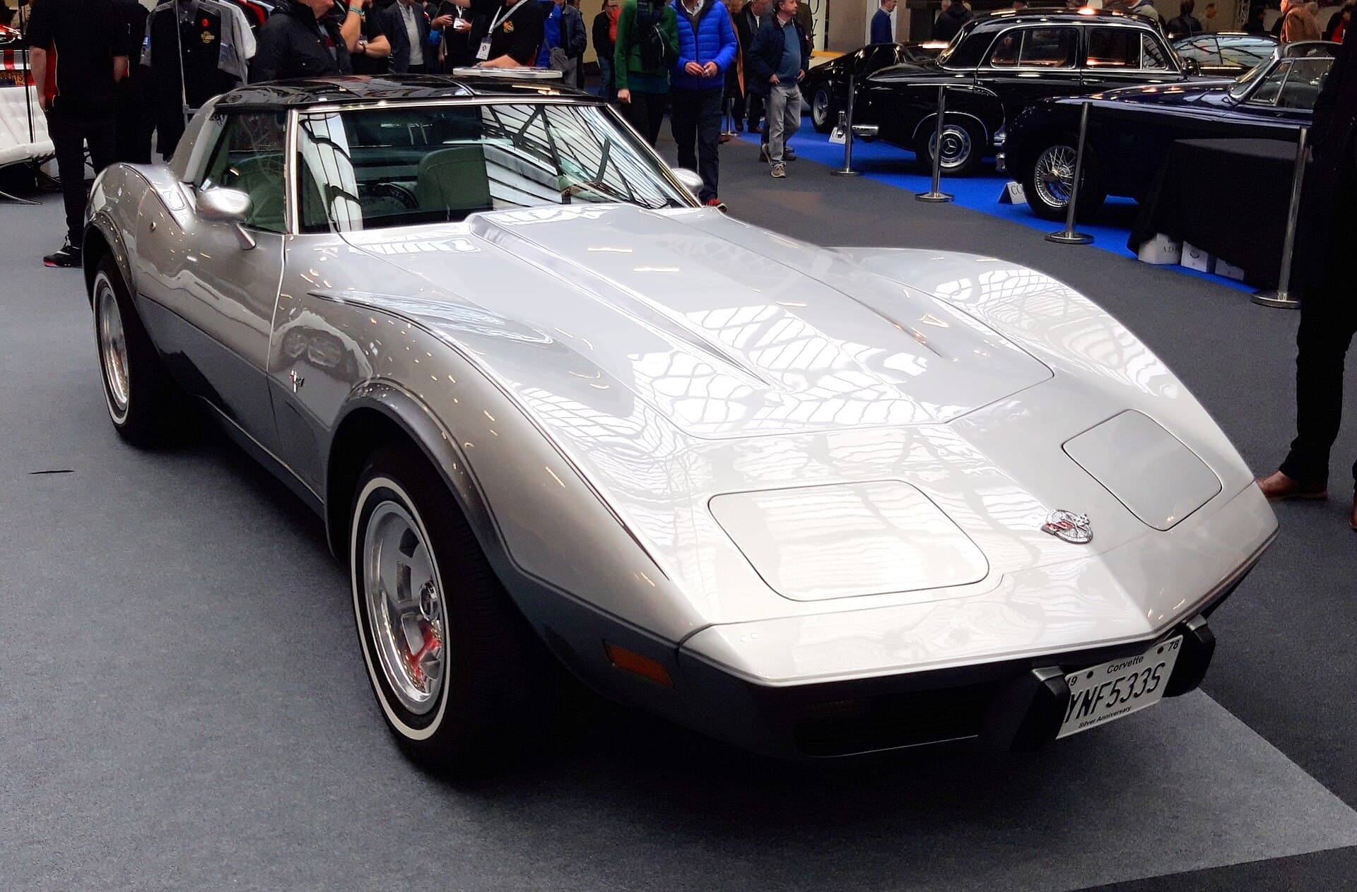 Eine silberne Corvette C3 Silver Anniversary Edition von 1978 mit der neuen Fastback-Heckscheibe