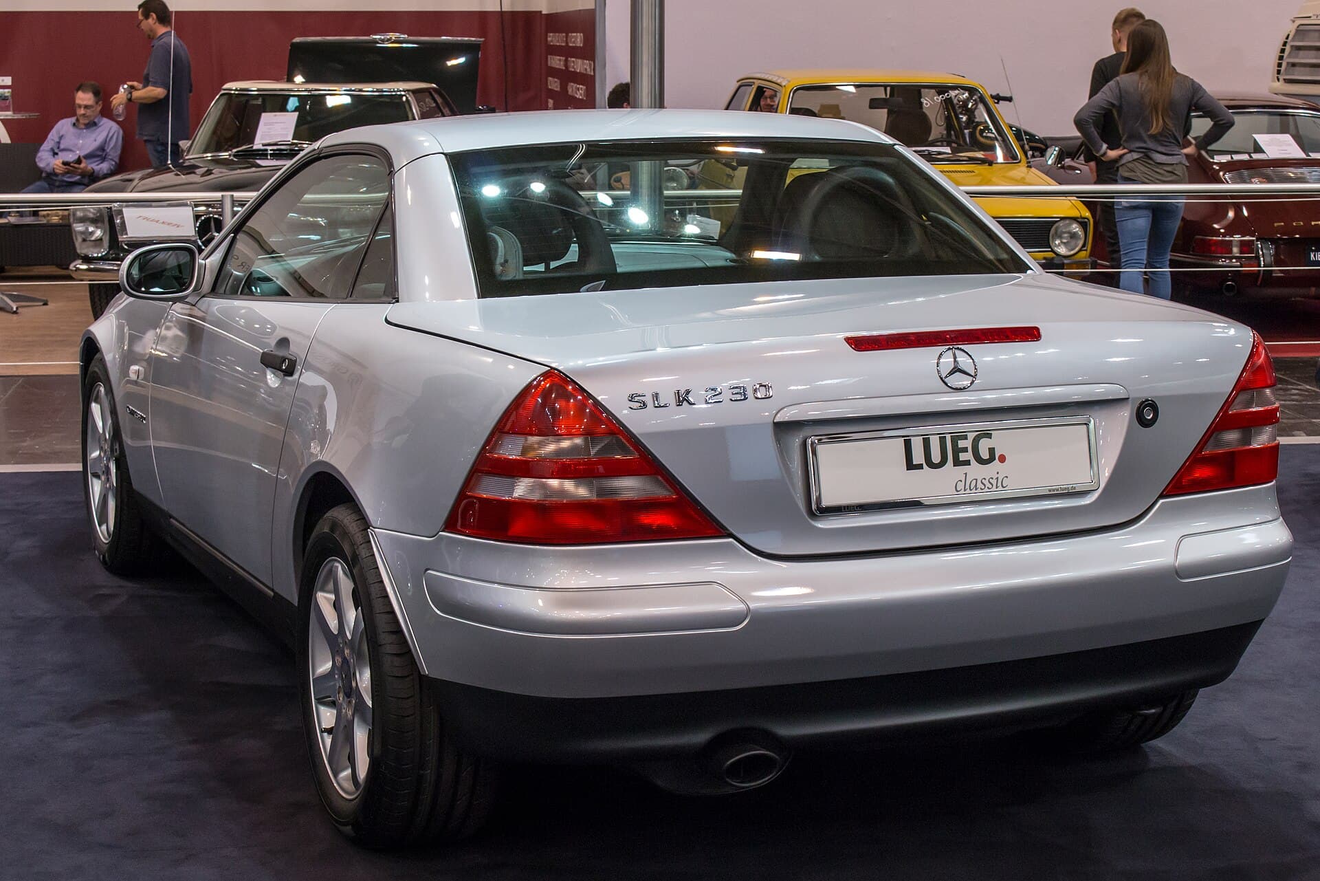 Ein silberner Mercedes SLK 230 Kompressor auf der Techno-Classica in Essen