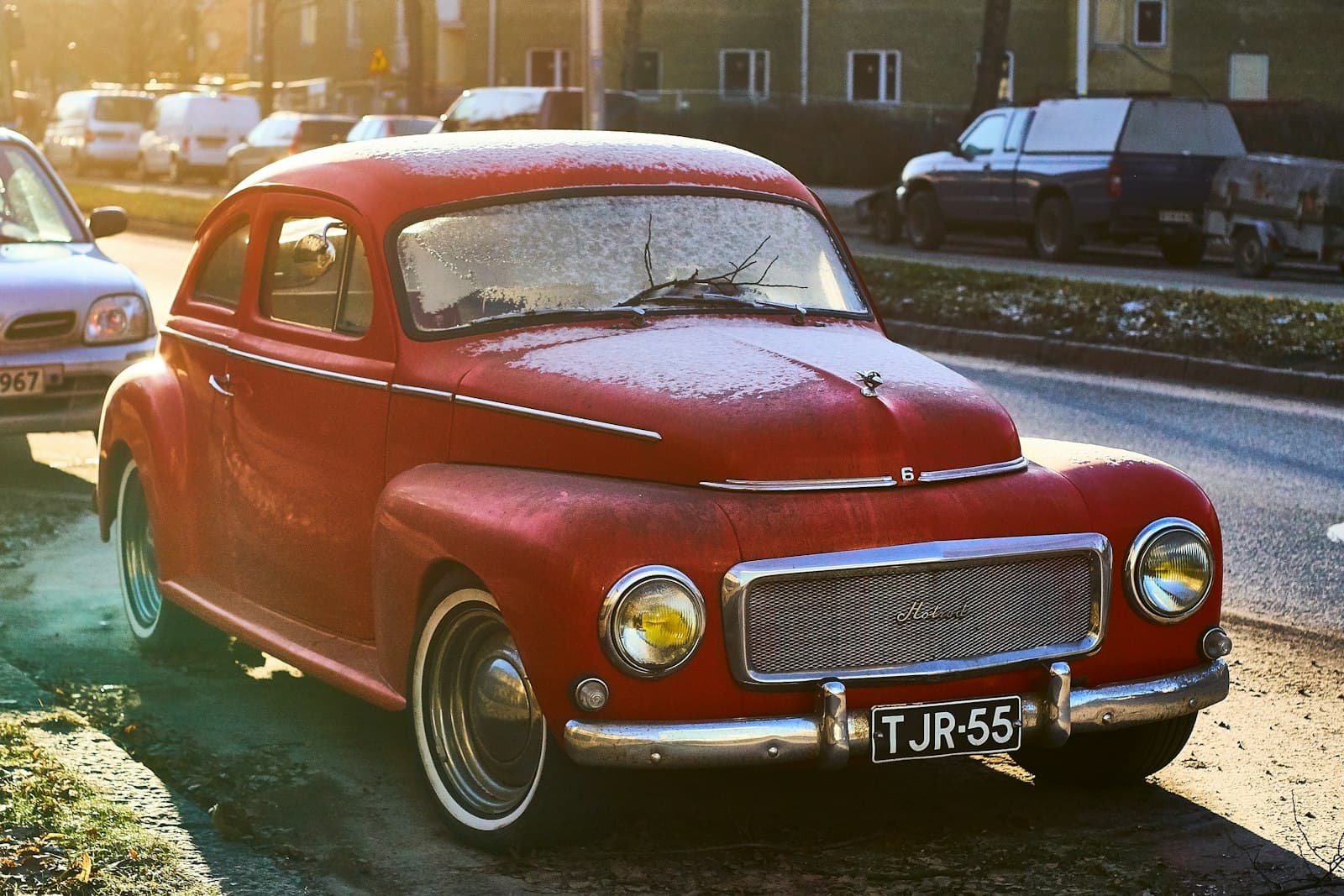 Volvo 240: Der schwedische Backstein, der 20 Jahre lang gebaut wurde (1974–1993), Titelbild