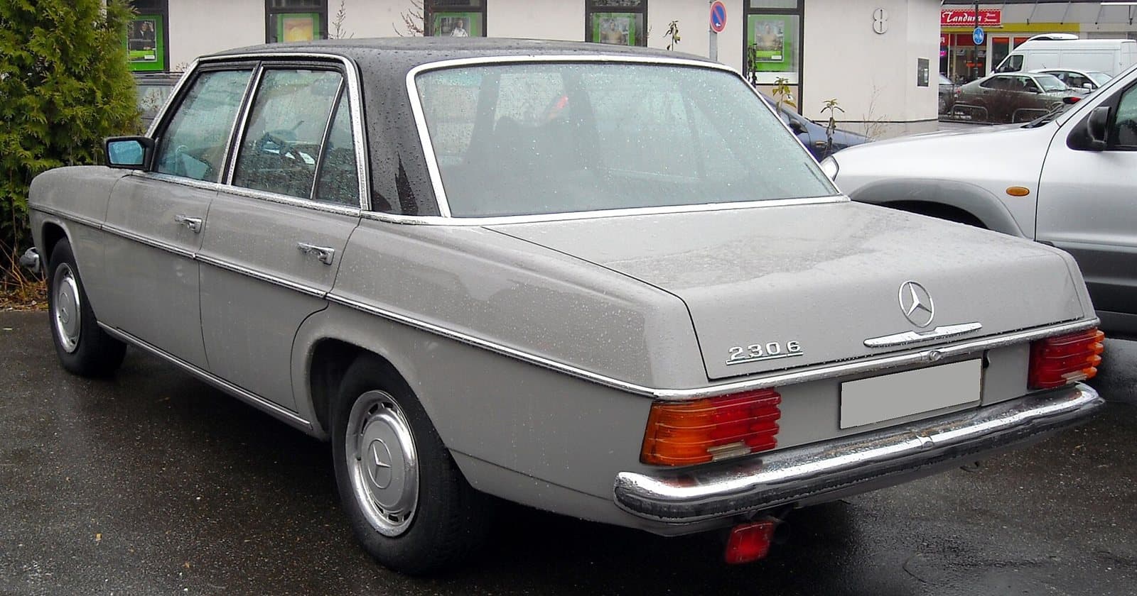 Ein silbergrauer Mercedes W114 230.6 von hinten mit Blick auf Radläufe und Heck