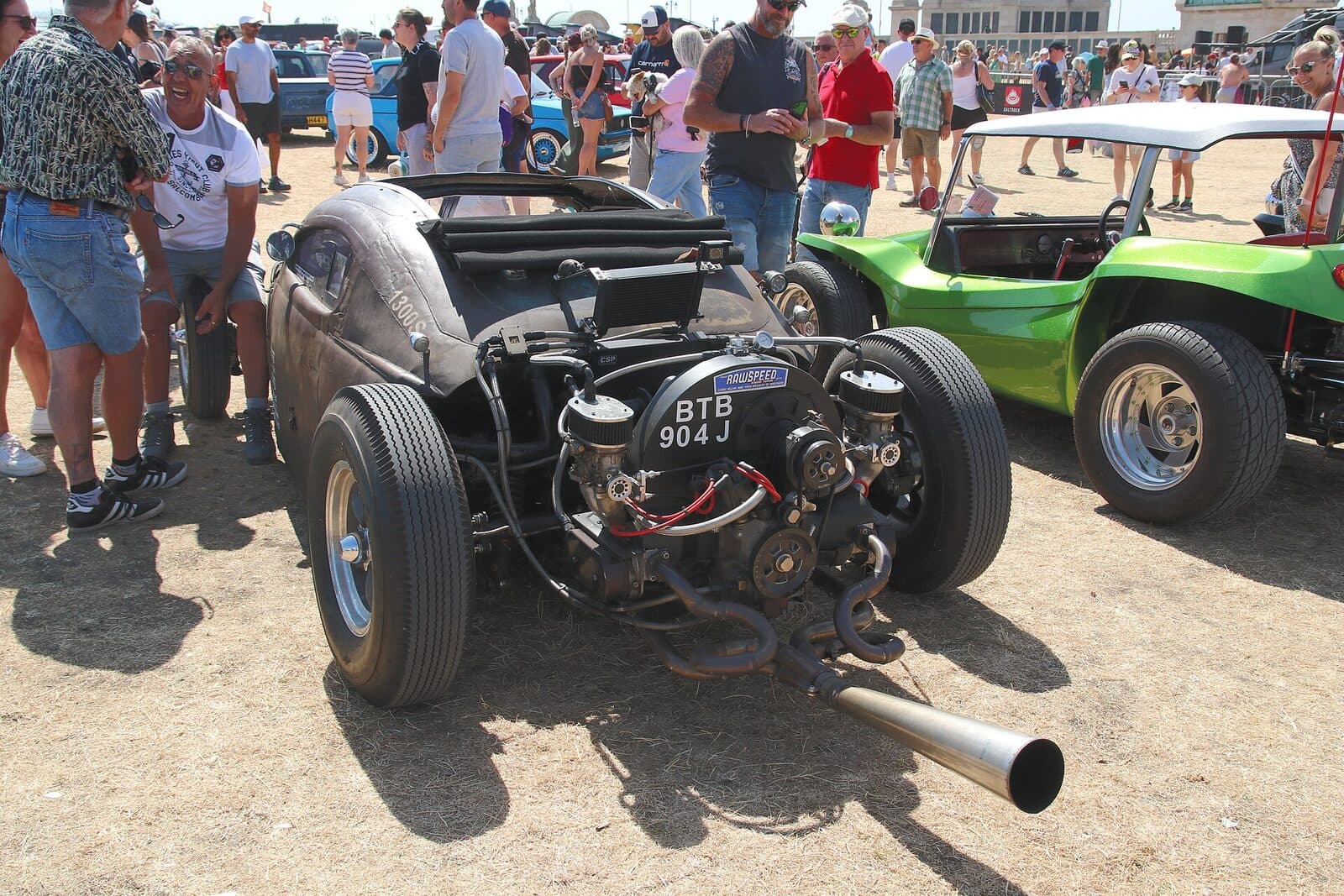 Ein Buggy auf Käferbasis, Rahmen und Motor offen. So sehen die Fahrzeuge aus, die im Buggybak durch den Schlamm gehen. Ein VW-Buggy mit offenem Rahmen und freiliegendem Boxermotor auf einem Treffen