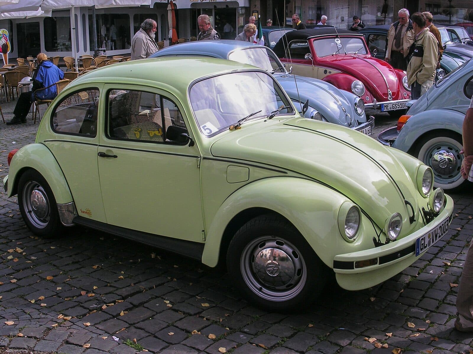Ein Käfertreffen, wie es überall in Europa aussieht. Dieses Bild entstand 2007 in Dülmen, nicht in Wanroij. Eine Reihe VW Käfer auf einem Treffen, davor ein hellgrüner Käfer