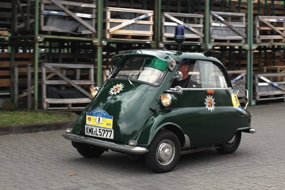 Eintreten statt einsteigen: Die Tür ist die Front, die Lenksäule schwenkt mit. Eine BMW Isetta