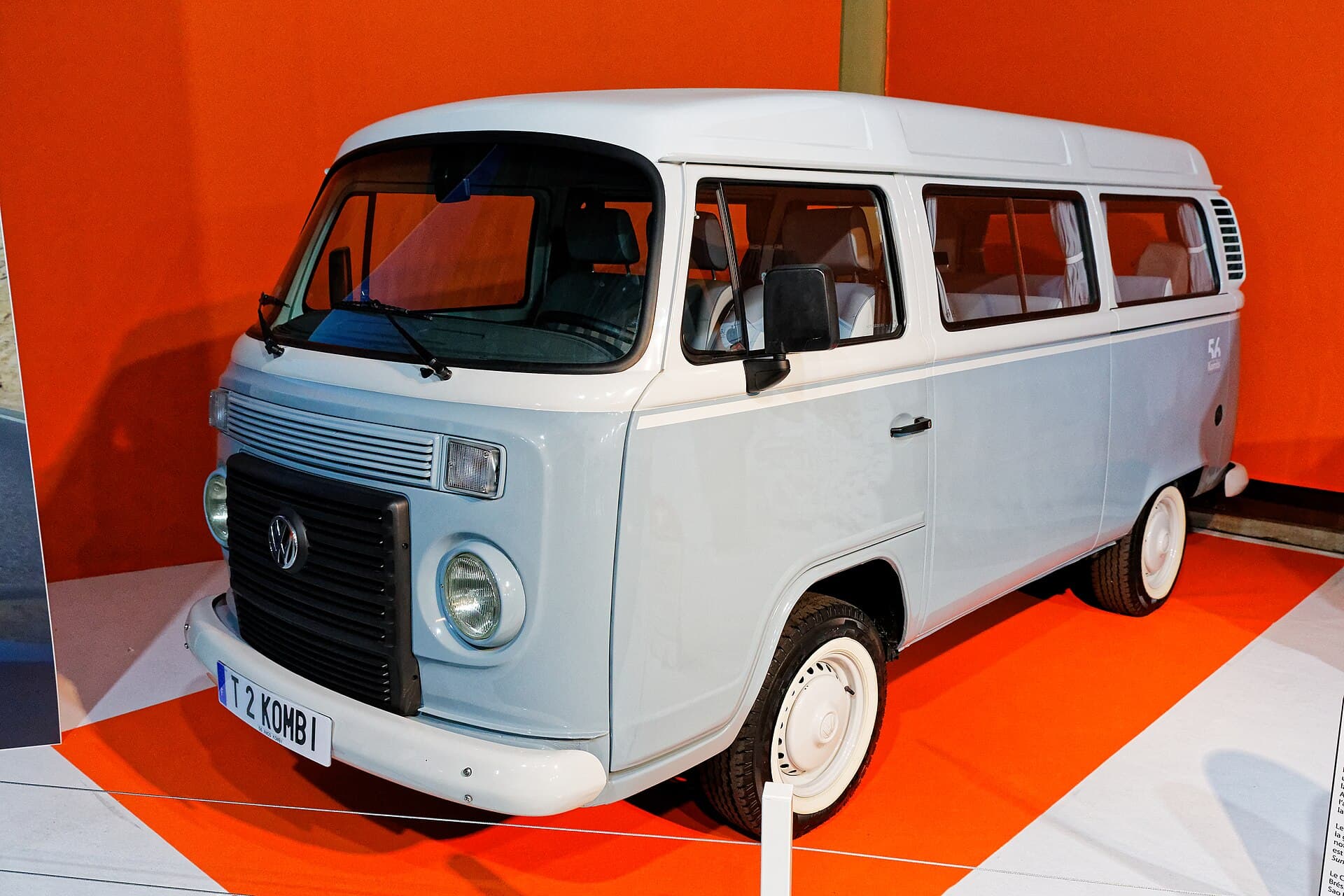 Ein Combi von 2013 auf dem Pariser Autosalon 2018, mit hohem Dach, Kühlergrill und den Farben der Last Edition. Foto: Thesupermat, Wikimedia Commons, CC BY-SA 4.0, skaliert. Ein hellblau-weißer VW Combi T2 von 2013 auf dem Pariser Autosalon