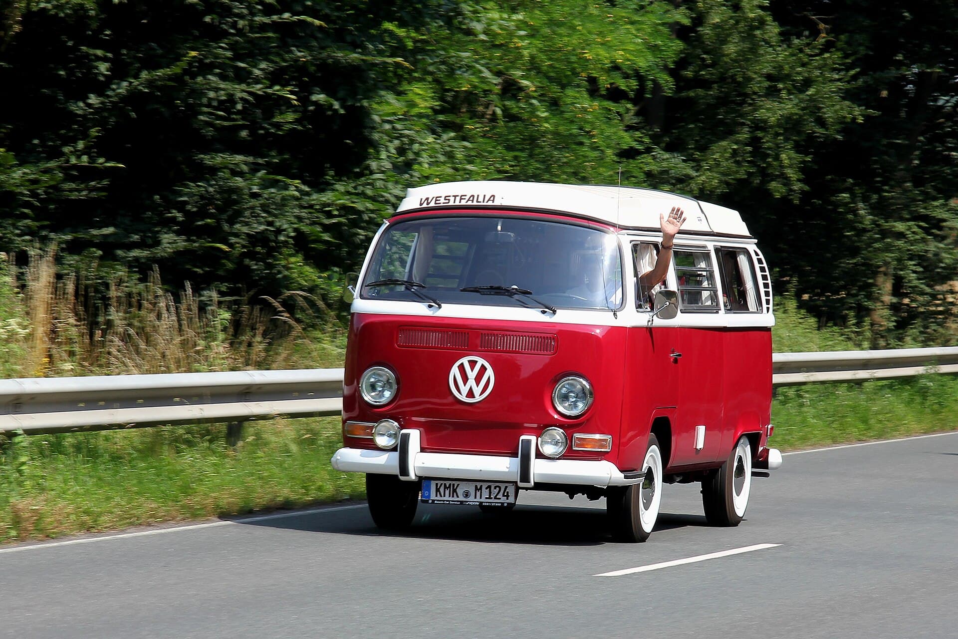 Ein T2 der ersten Serie von 1969 bis 1972 mit dem Campingaufbau von Westfalia. Foto: Lothar Spurzem, Wikimedia Commons, CC BY-SA 2.0 de, skaliert. Ein roter VW T2 der ersten Serie mit Westfalia-Campingaufbau auf einer Landstraße