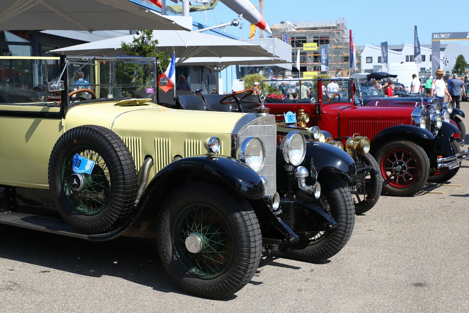 Das Treffen: Der Wagen steht, die Menschen reden, und jeder hat Zeit. Menschen an einem Klassiker