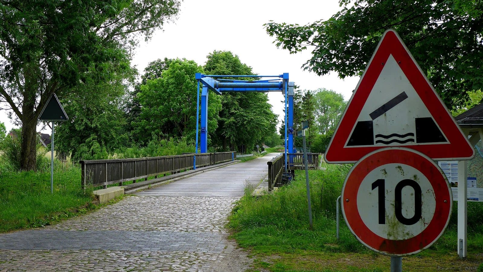 Die Klappbrücke bei Dornbusch, einer der beiden Wege nach Krautsand. Sie ist bis Ende 2026 gesperrt. Foto: Oxfordian Kissuth, Wikimedia Commons, CC BY-SA 3.0, skaliert. Die blaue Klappbrücke bei Dornbusch über die Wischhafener Süderelbe