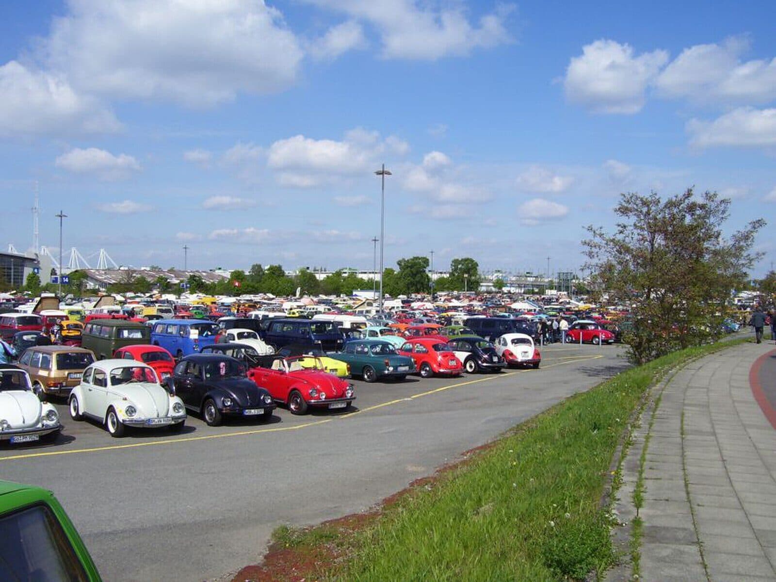 Das Mai-Käfer-Treffen 2010 auf dem Messegelände in Hannover. Das Bild stammt aus dem Treffen selbst. Foto: Bernd Köhler, Wikimedia Commons, CC BY 3.0, skaliert. Übersicht über das Mai-Käfer-Treffen 2010 mit vielen geparkten VW Käfern