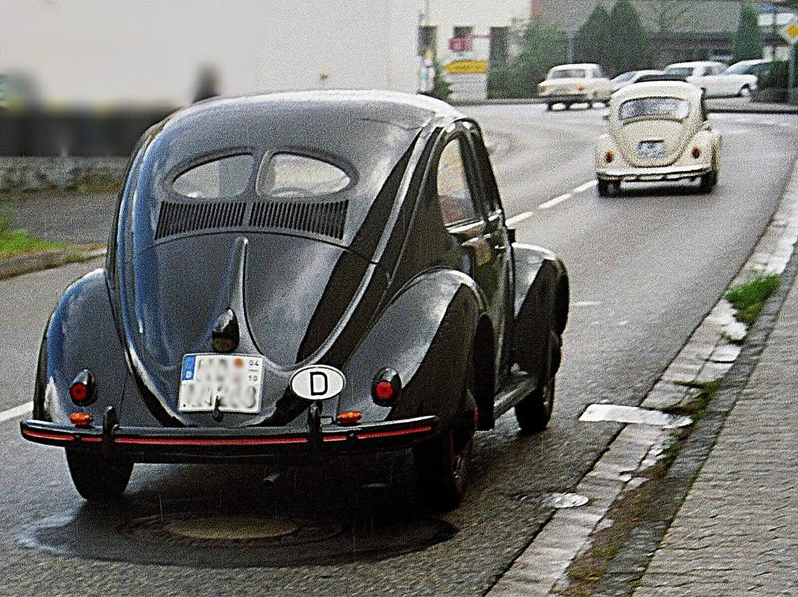 Der Blick, um den es geht: das geteilte Heckfenster, das dem Brezelkäfer seinen Namen gab. Volkswagen baute es bis März 1953. Dieser Wagen ist von 1950, der Sieger von 2026 von 1949. Foto: Lothar Spurzem, Wikimedia Commons, CC BY-SA 2.0 de, skaliert. Das Heck eines schwarzen VW Käfer von 1950 mit geteiltem Brezelfenster