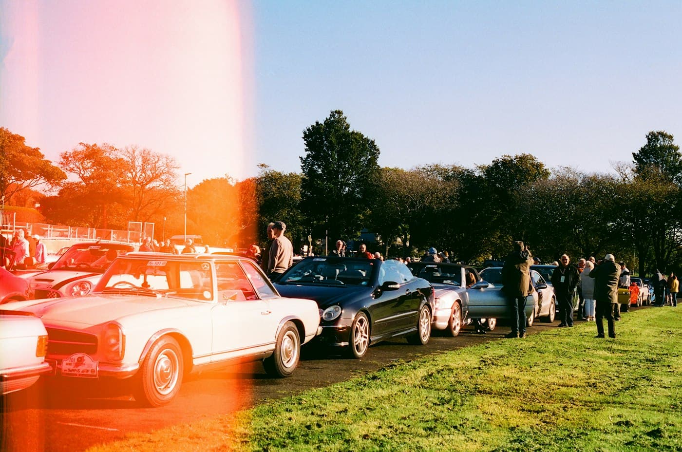 Der Club: 3 Menschen und ein Tisch, und nach 5 Jahren 50 Wagen. Ein Club auf der Straße