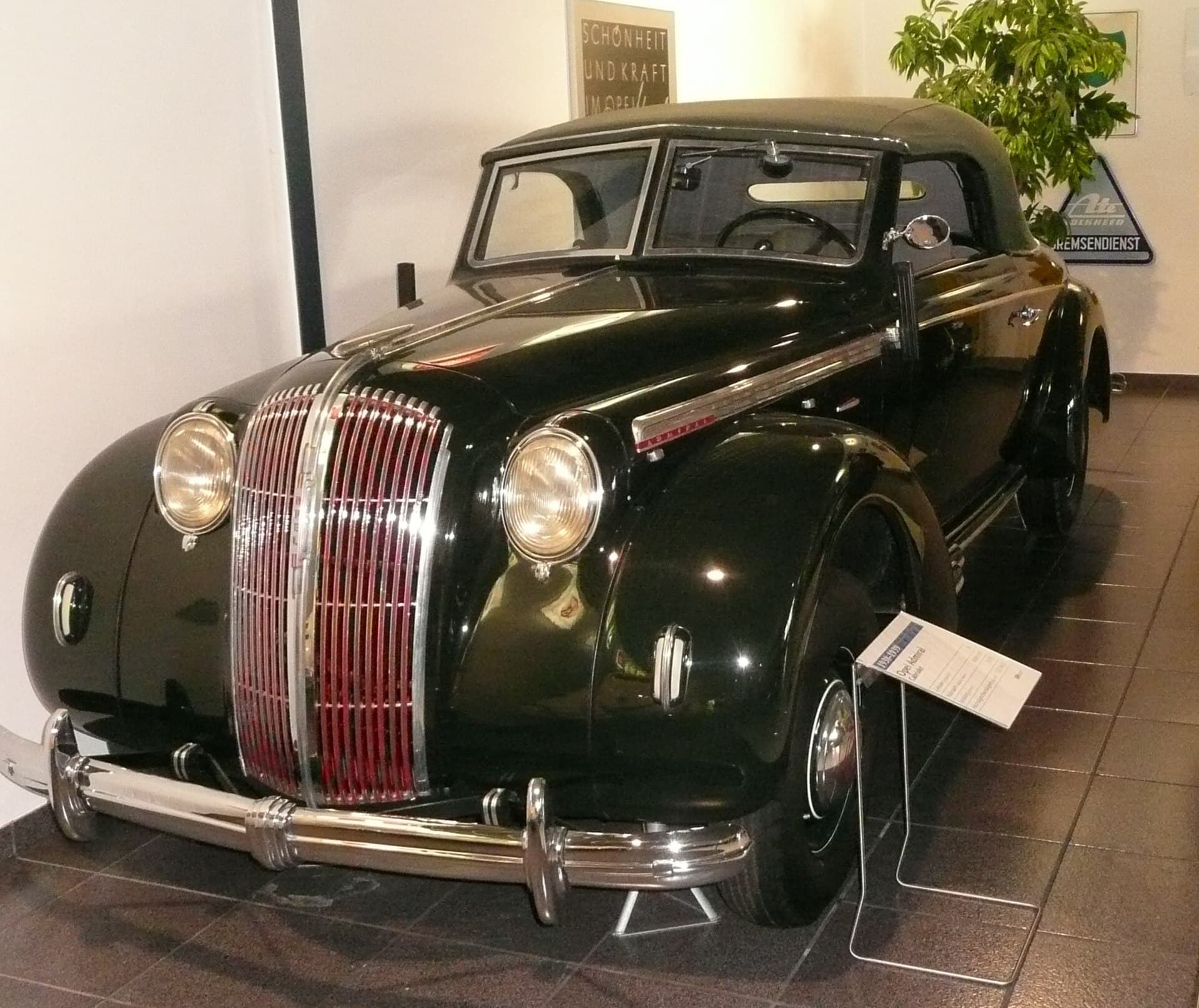 Ein Admiral Cabriolet von 1938 oder 1939 im EFA Mobile Zeiten Museum in Amerang. Opel baute 2.314 davon. Foto: Norbert Pietsch, Wikimedia Commons, CC BY-SA 4.0, skaliert. Ein schwarzes Opel Admiral Cabriolet von 1938 im Museum