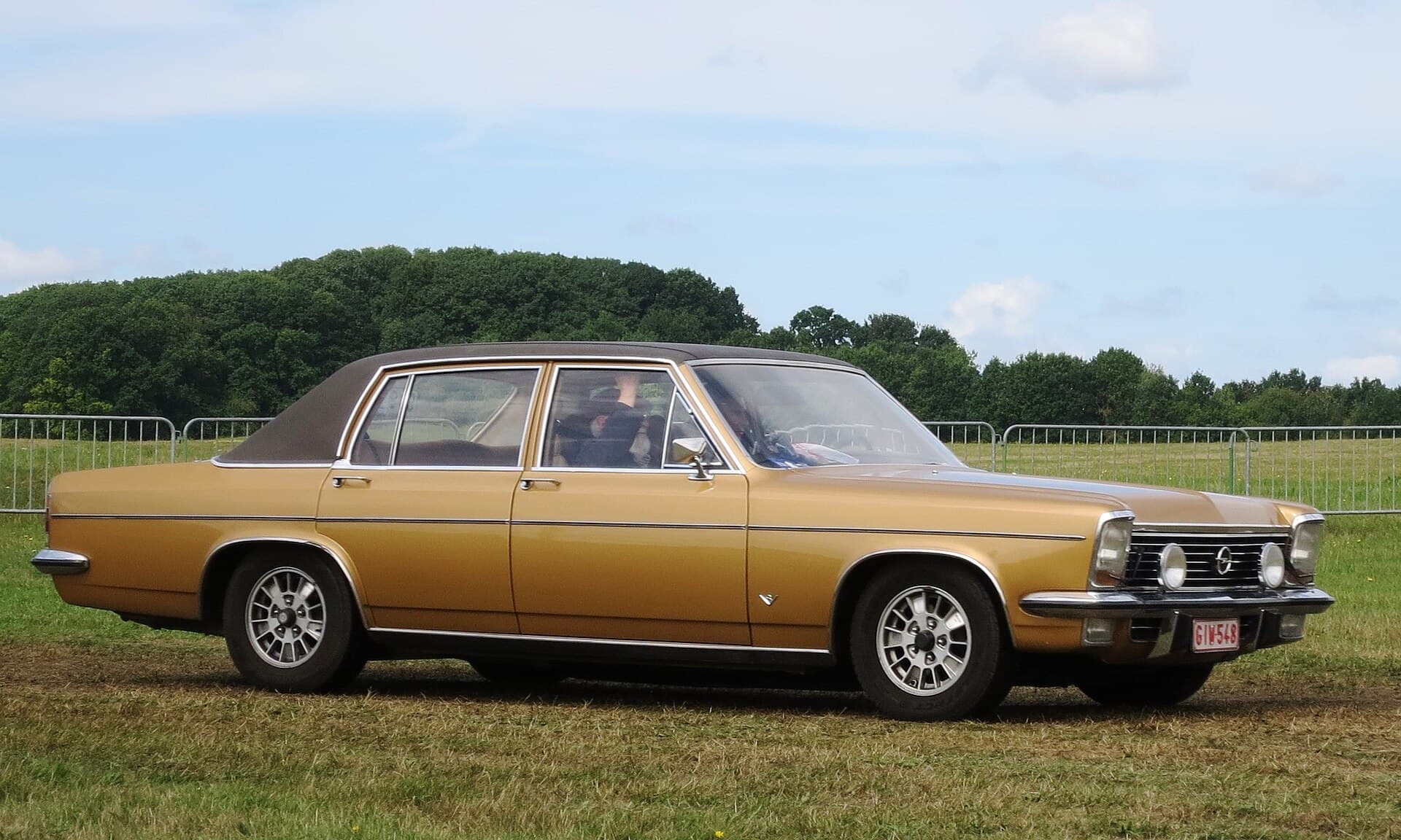 Ein Diplomat B mit 5,4-Liter-V8 von etwa 1975, fotografiert in Belgien. Foto: Charles01, Wikimedia Commons, CC BY-SA 4.0, skaliert. Ein goldener Opel Diplomat B V8 von der Seite