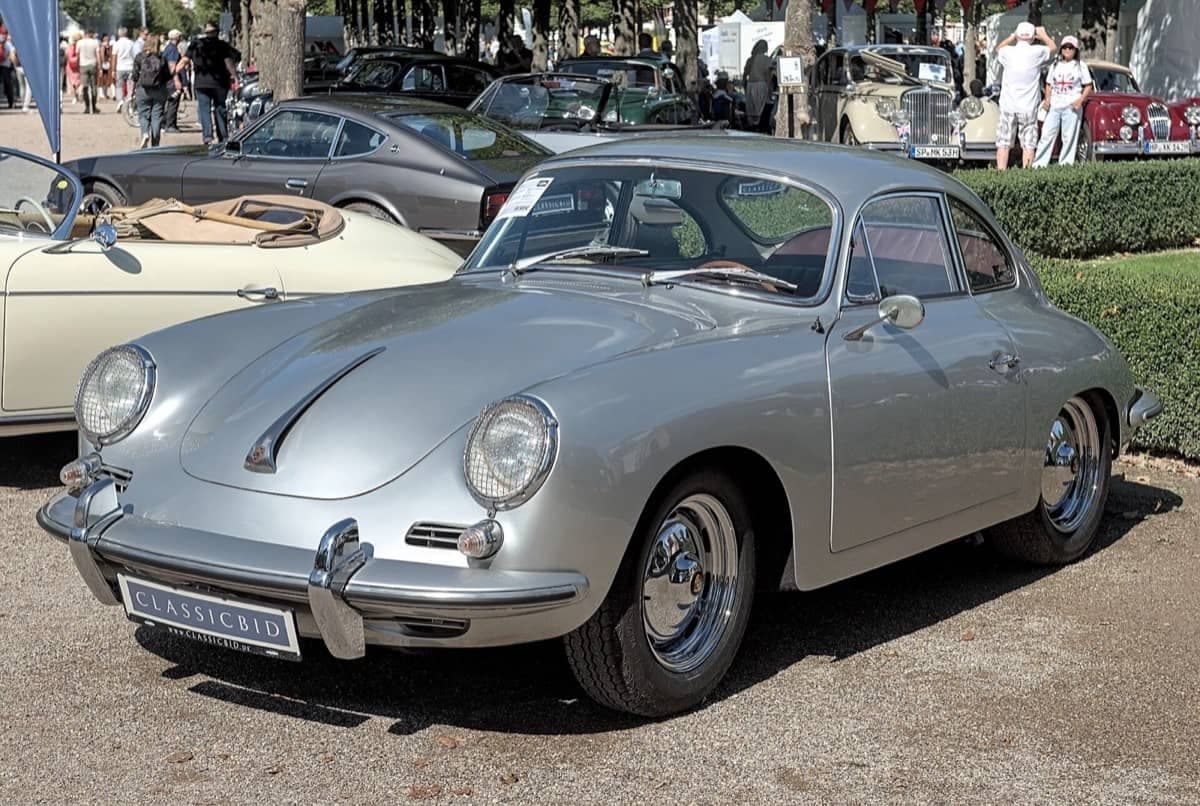 Die Form, die alles begründet hat: Ein 356 mit der gewölbten Scheibe der Serien A bis C. Ein Porsche 356