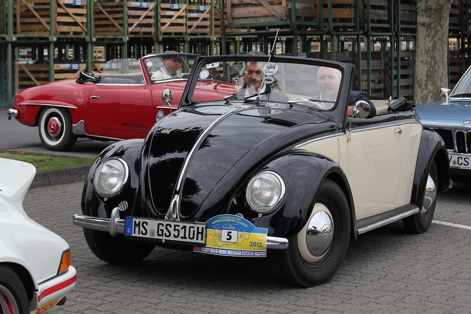 Ein Hebmüller-Cabriolet von 1951 mit Rallyeschild. Foto: Lothar Spurzem, Wikimedia Commons, CC BY-SA 2.0 de, skaliert. Ein schwarz-cremefarbenes Hebmüller-Cabriolet von 1951 bei einer Ausfahrt