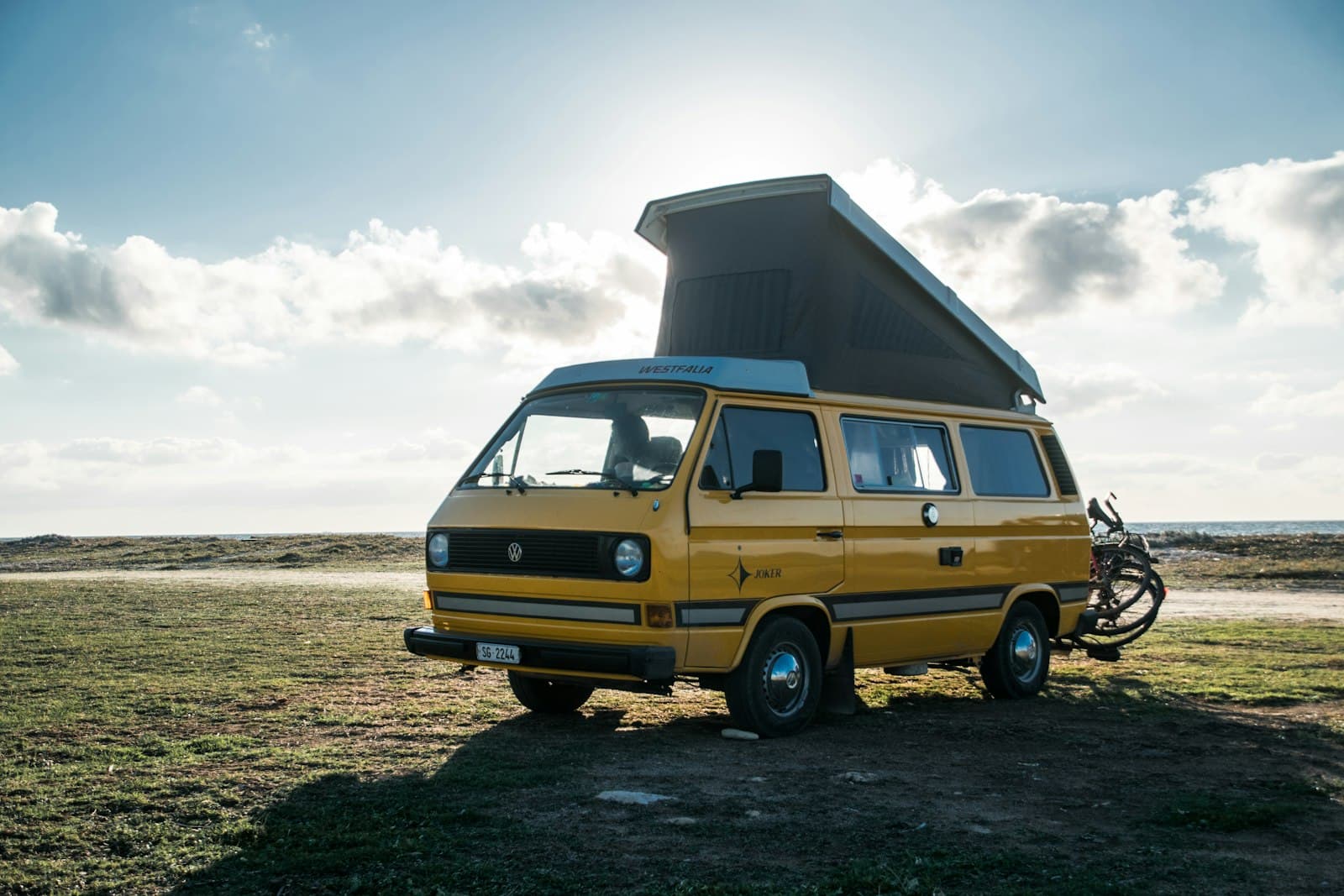 Der T3 als Reisemobil: groß genug für ein Bett, alt genug für das H. Ein VW T3