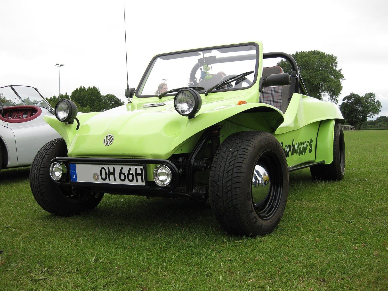 Ein Albar Buggy aus der Schweiz. Foto: KarleHorn, Wikimedia Commons, CC BY-SA 3.0, skaliert. Ein hellgrüner Albar Buggy mit schwarzem Überrollbügel auf einer Wiese