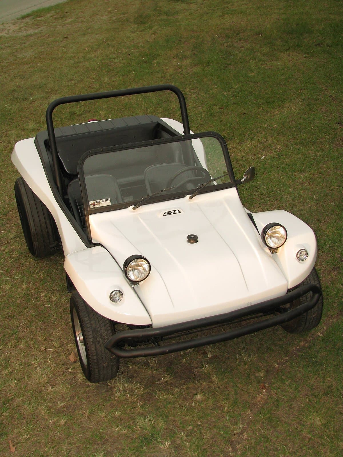 Ein Bugre II aus Brasilien, frühe Siebziger. Foto: JasonVogel, Wikimedia Commons, CC BY-SA 3.0, skaliert. Ein weißer Bugre II Buggy von oben gesehen auf einer Wiese