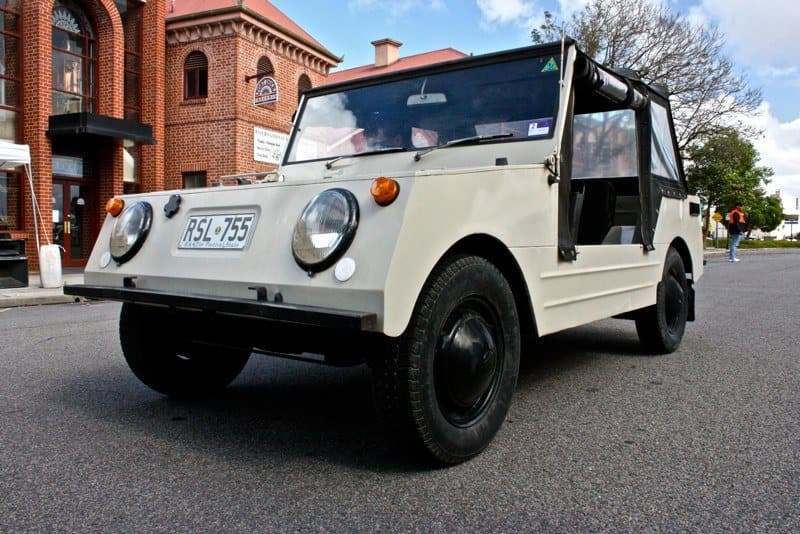 Ein VW Country Buggy aus Clayton, Australien. Foto: Ferenghi, carsaroundadelaide.com, Wikimedia Commons, CC BY 3.0. Ein cremefarbener VW Country Buggy mit kantiger Blechkarosserie und schwarzem Verdeck
