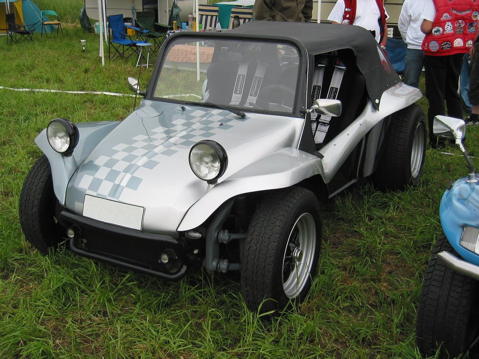 Ein HAZ Buggy aus Hamburg. Foto: Buch-t, Wikimedia Commons, CC BY-SA 3.0 de, skaliert. Ein silberner HAZ Buggy mit Karomuster auf der Haube und schwarzem Verdeck auf einer Wiese
