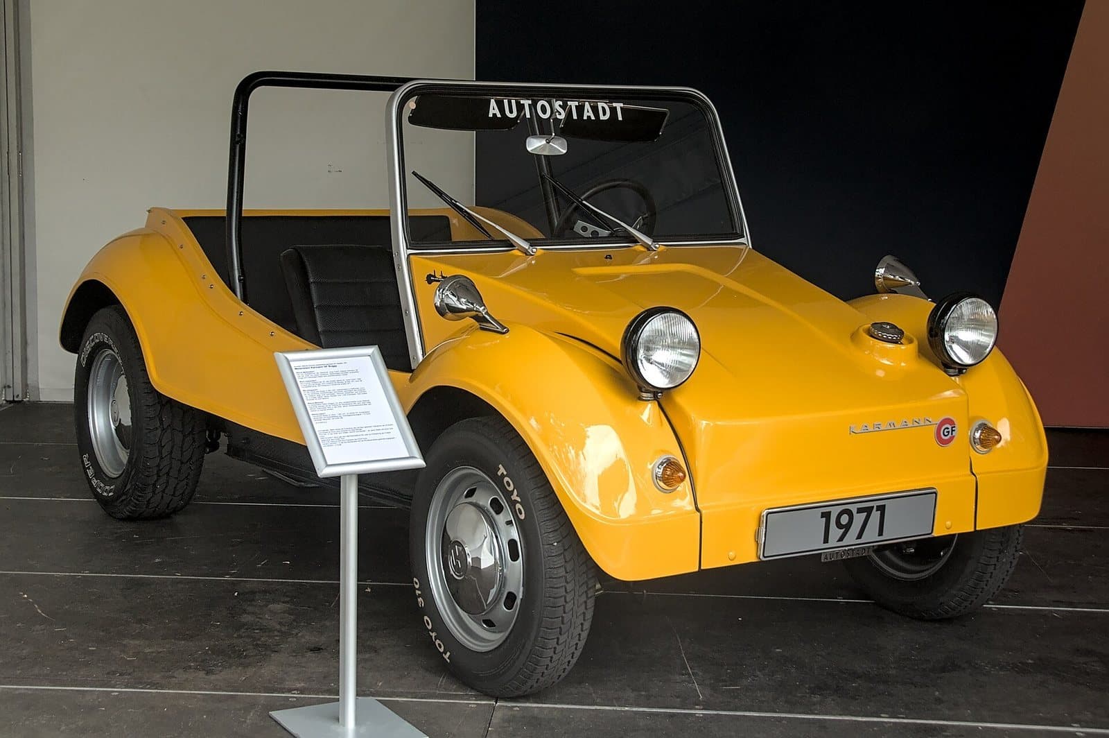 Ein Karmann GF von 1971 bei den Classic Days 2022. Foto: Alexander Migl, Wikimedia Commons, CC BY-SA 4.0, skaliert. Ein gelber Karmann GF Buggy von 1971 mit schwarzem Überrollbügel in einer Ausstellung