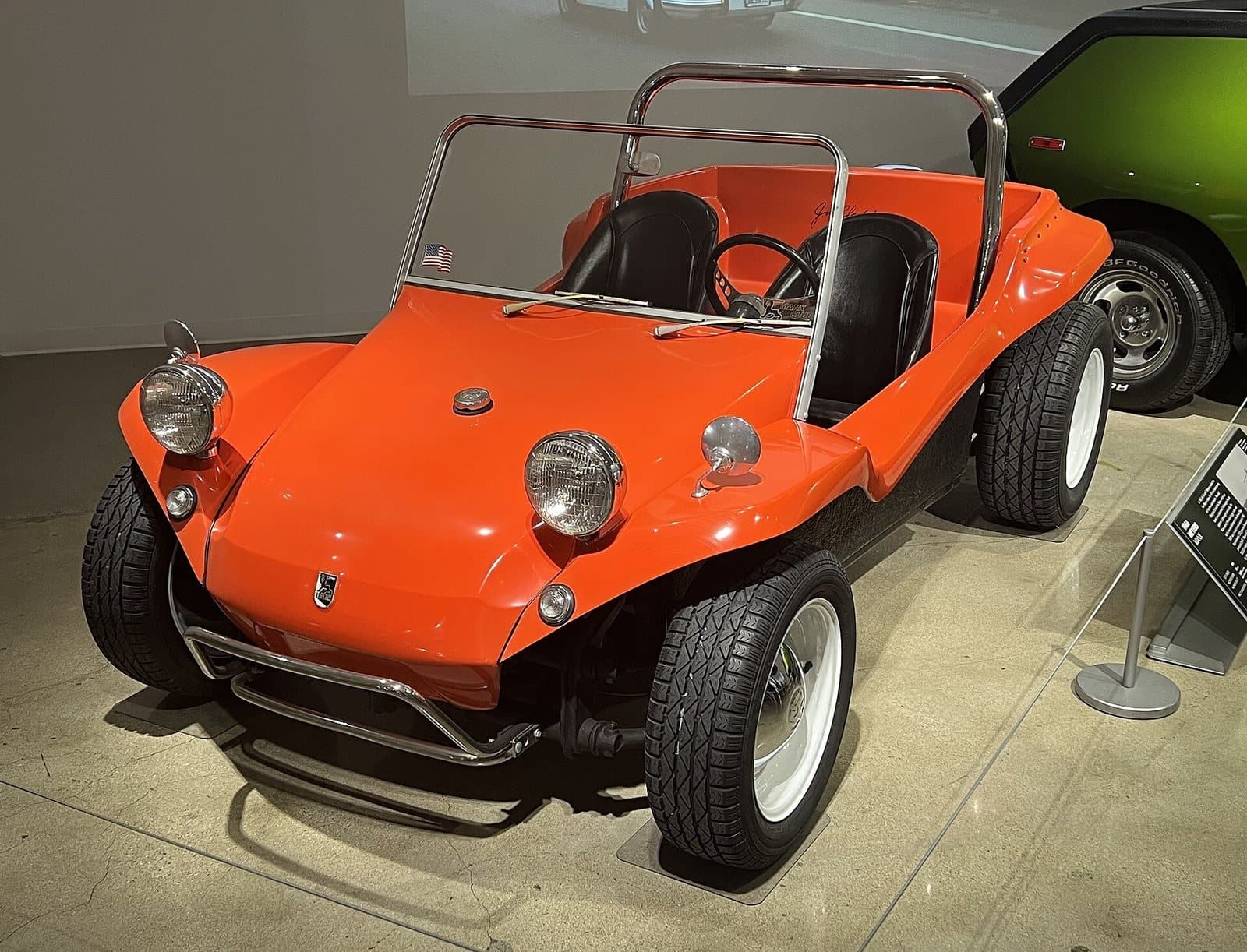 Ein Meyers Manx von 1966 im Petersen Automotive Museum in Los Angeles. Foto: TaurusEmerald, Wikimedia Commons, CC BY-SA 4.0, skaliert. Ein orangefarbener Meyers Manx von 1966 schräg von vorn im Petersen Automotive Museum