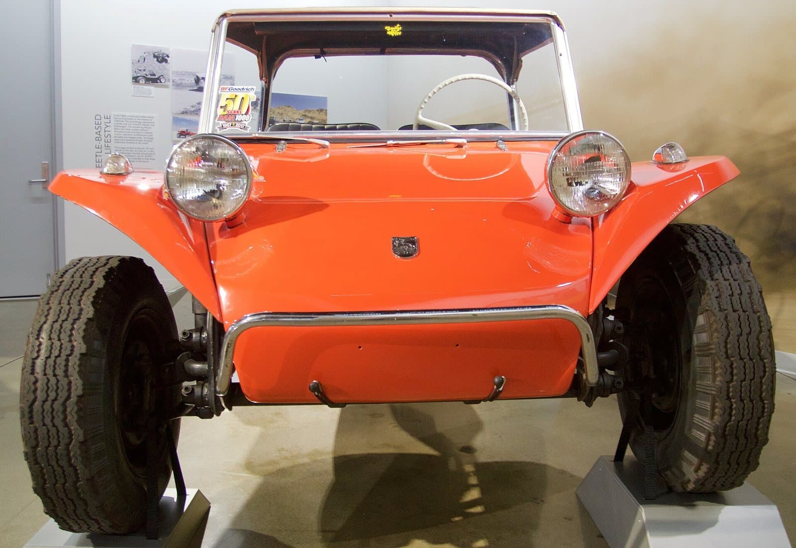 Old Red, der erste Meyers Manx von 1964. Foto: Bill Abbott, Wikimedia Commons, CC BY-SA 2.0, skaliert. Der rote Meyers Manx Old Red von vorn in einer Museumsausstellung