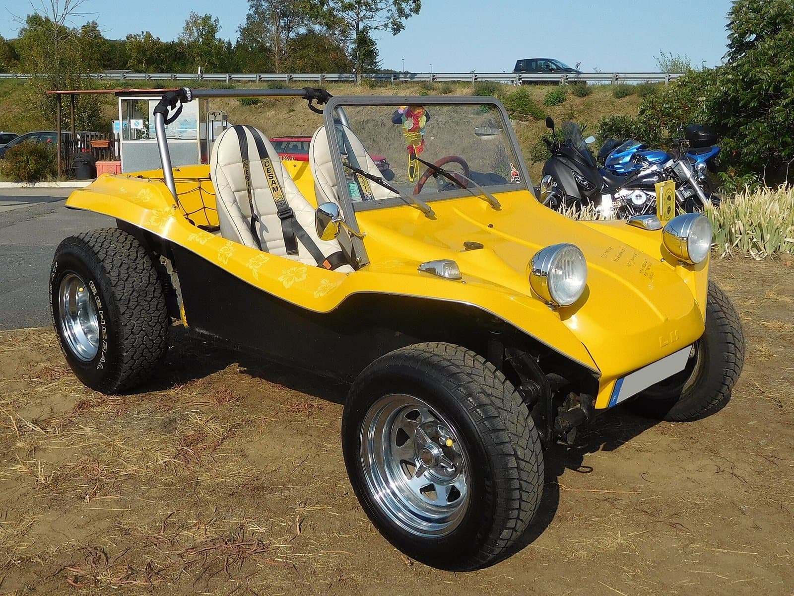 Ein Sovra LM 1 in Pouilly-sur-Loire, 2020. Foto: Cjp24, Wikimedia Commons, CC BY-SA 4.0, skaliert. Ein gelber Sovra LM 1 Buggy mit Chromfelgen auf einem Treffen in Frankreich