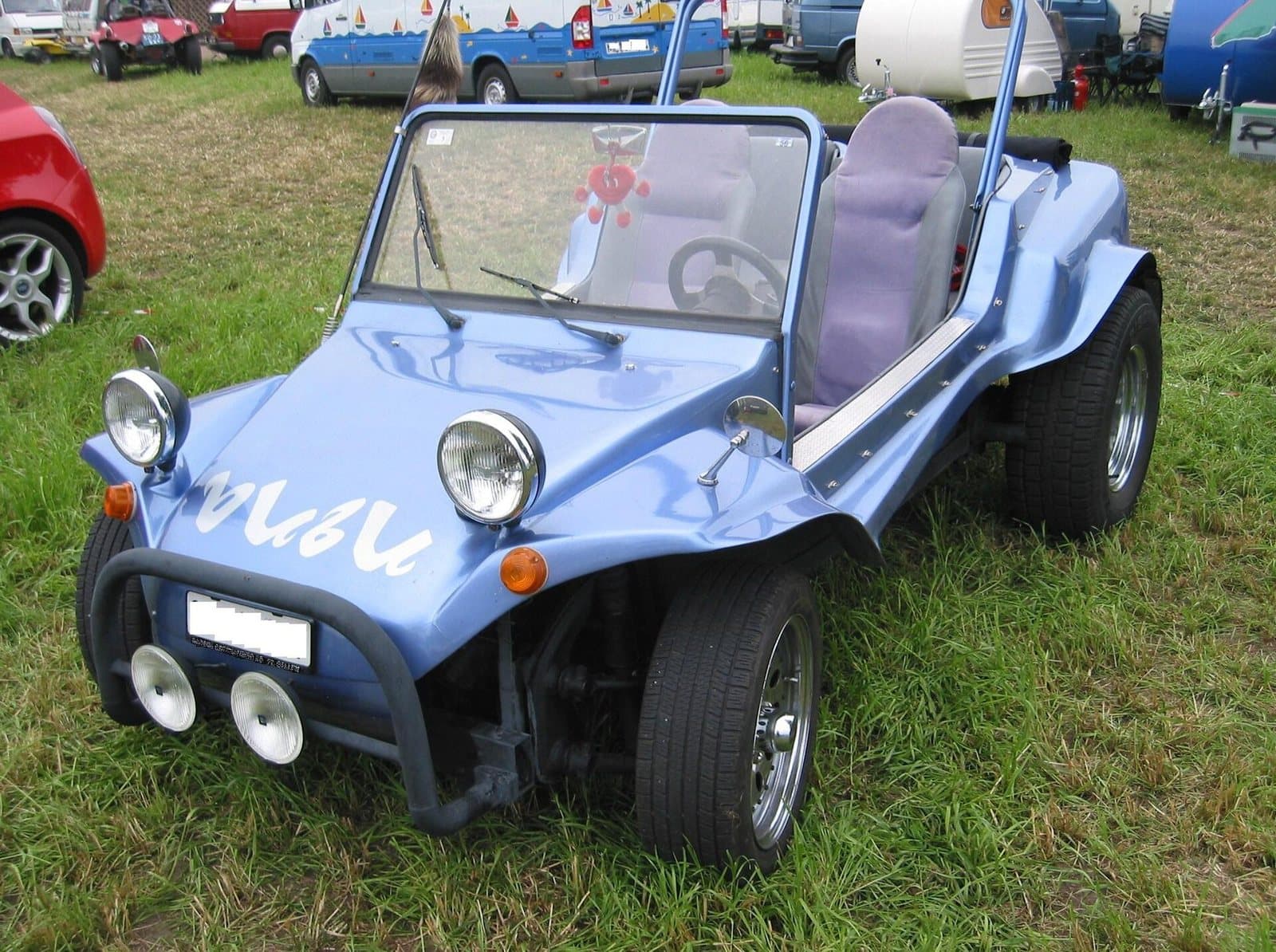 Ein Swiss Buggy aus Otelfingen. Foto: Buch-t, Wikimedia Commons, gemeinfrei, skaliert. Ein hellblauer Swiss Buggy mit offenem Verdeckgestänge auf einem Treffen