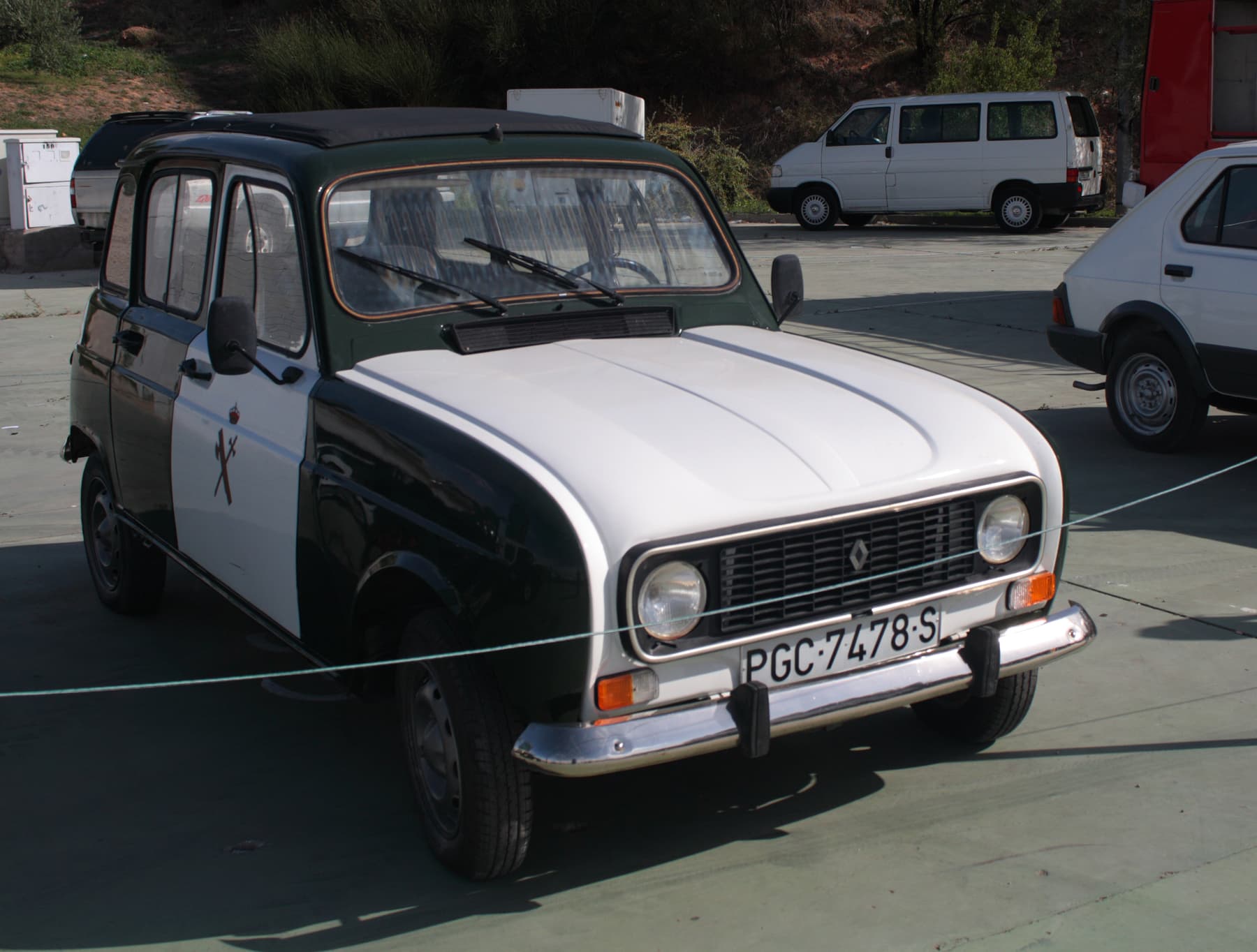Der R4: Heckklappe, Frontantrieb, die Revolverschaltung, die Blue Jeans des Automobils. Ein Renault 4