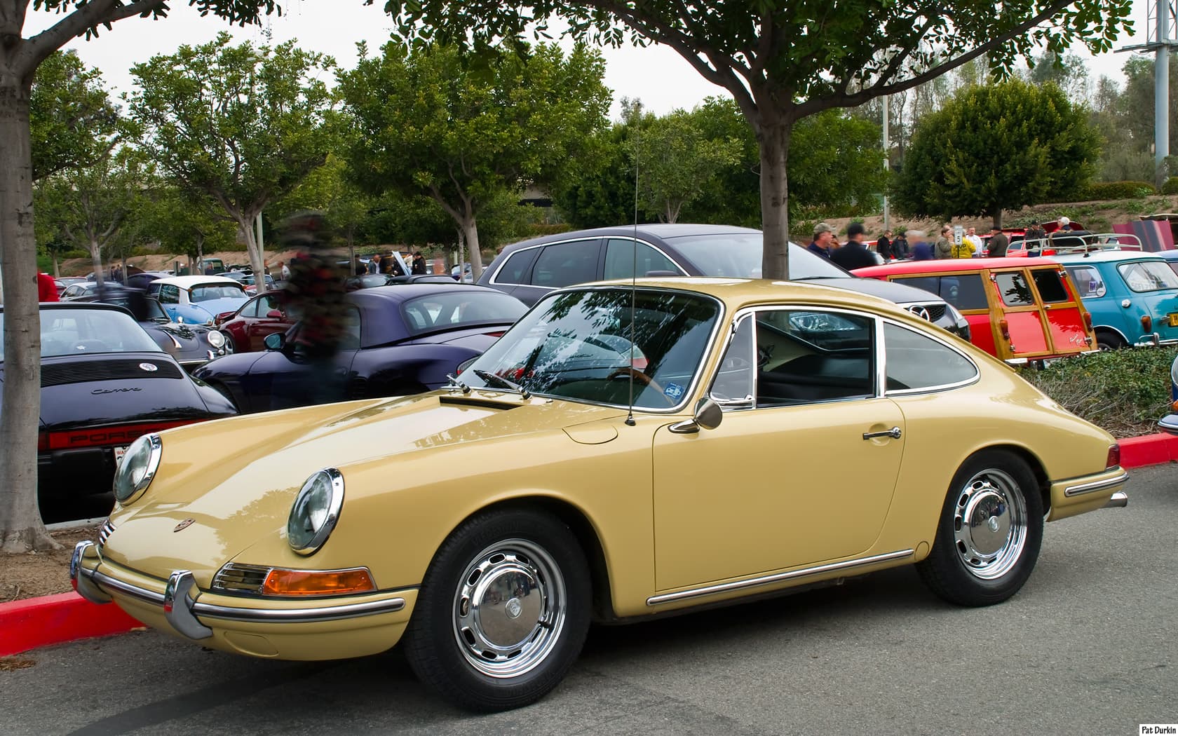 Der Ur-Elfer: schmale Kotflügel, Chromleisten, die Form, die alles danach bestimmte. Ein früher Porsche 911