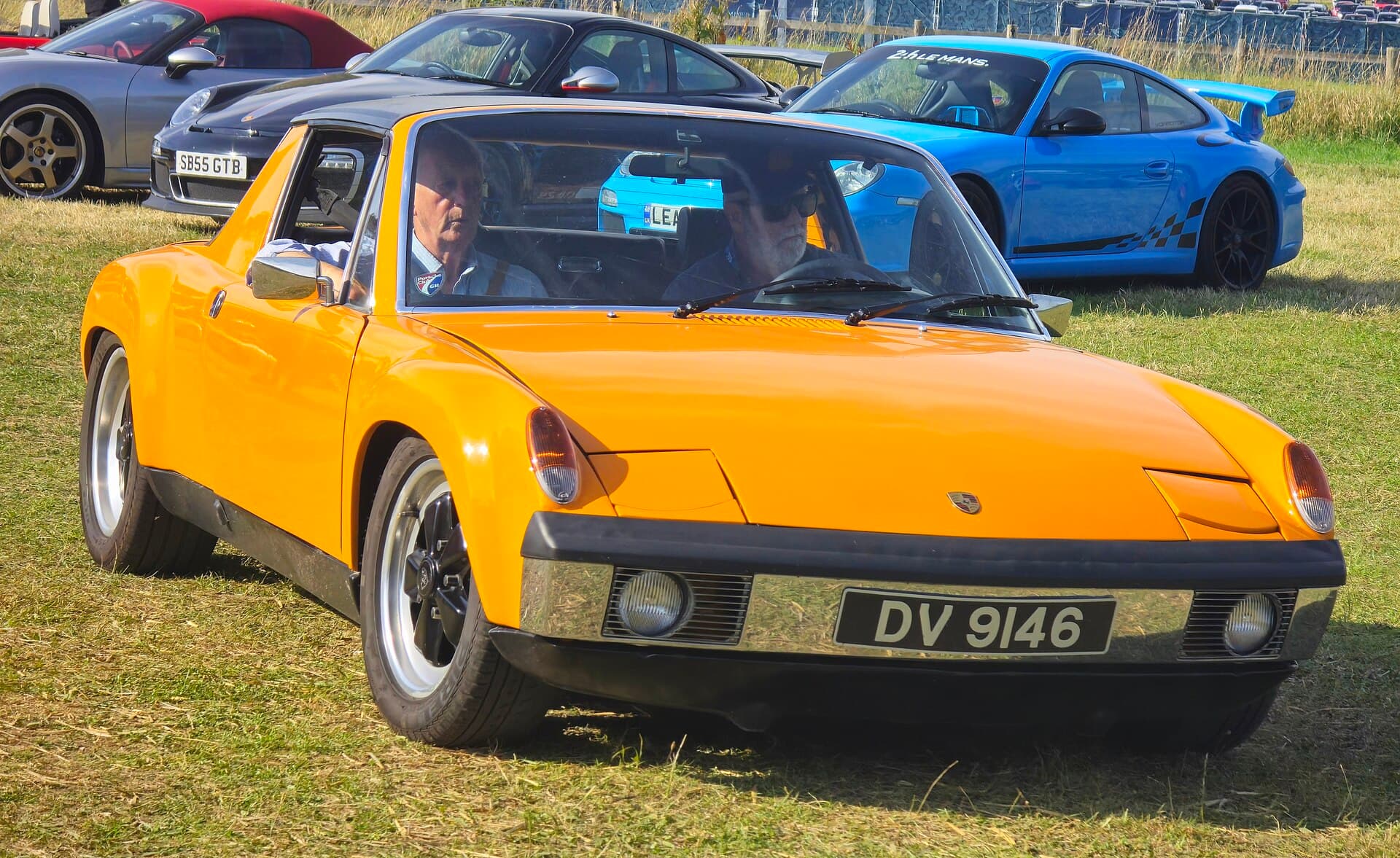 Der 914: Klappscheinwerfer, Targa-Dach, der Motor in der Mitte, das Auto zweier Marken. Ein VW-Porsche 914