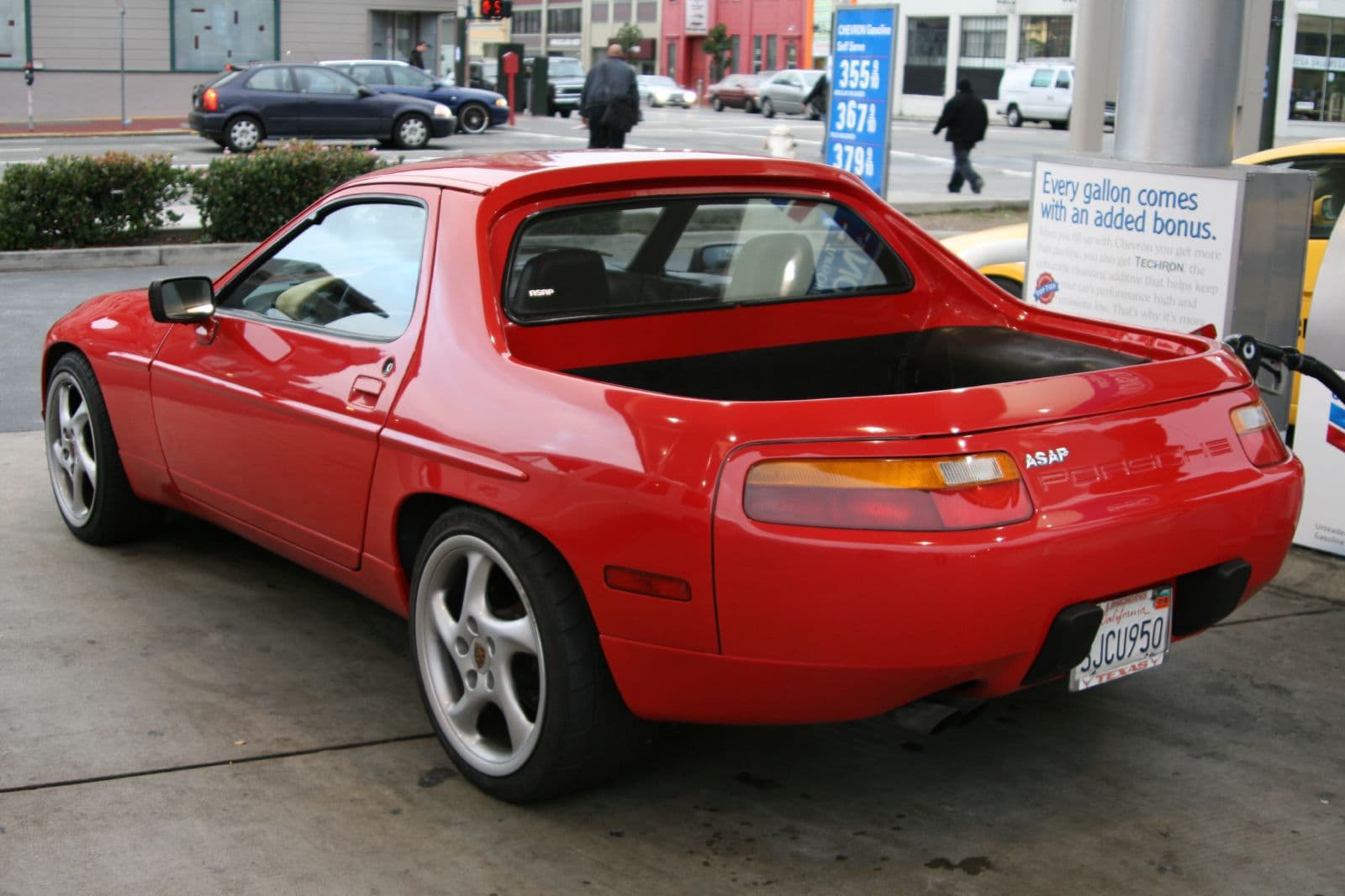 Der 928: Klappscheinwerfer, breite Hüften, der V8 vorn, der Porsche, der anders sein wollte. Ein Porsche 928