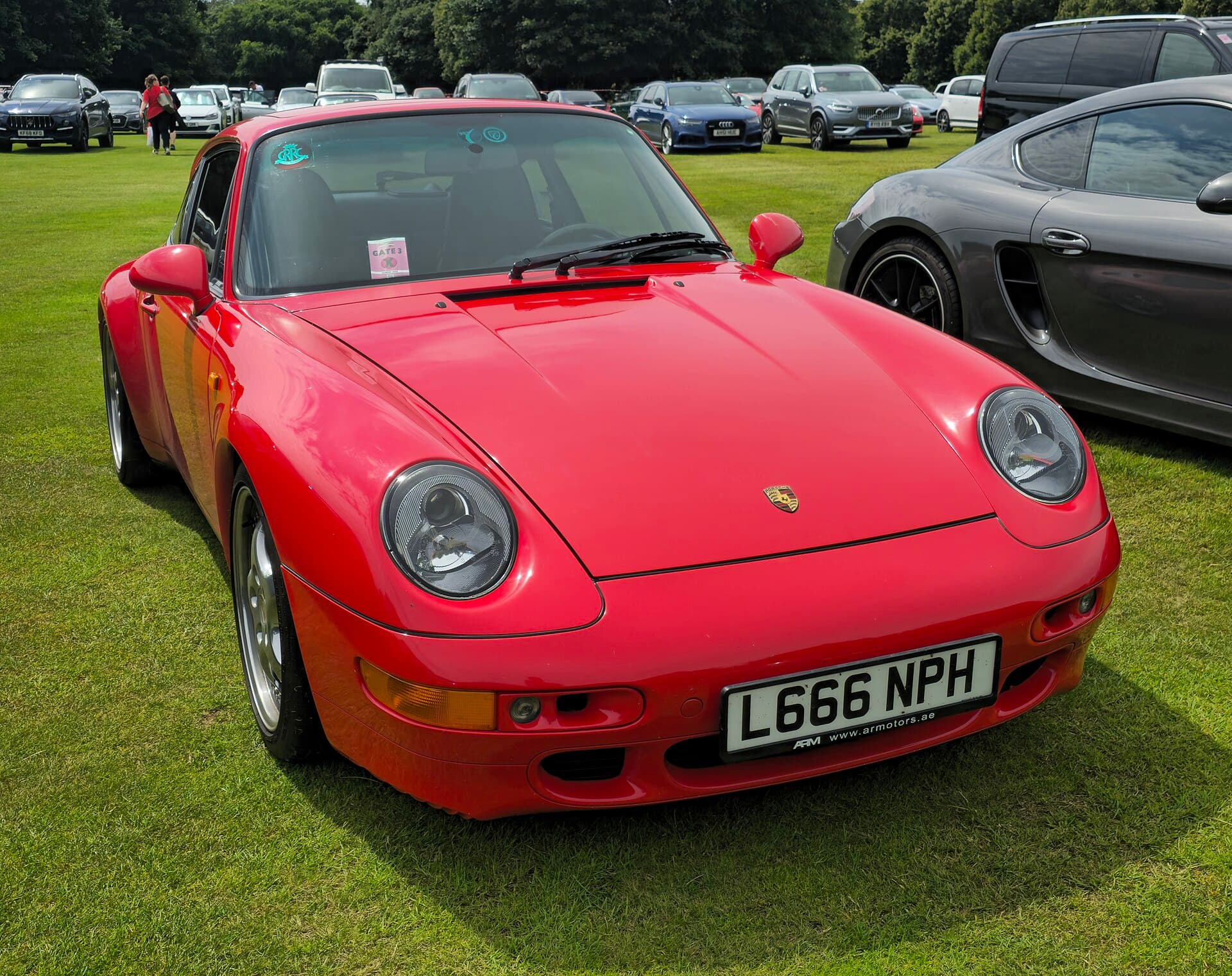 Ein Carrera von 1997 in Rot: die flach liegenden Scheinwerfer und die breiten Hüften, so sah kein 911 davor und keiner danach aus. Ein roter Porsche 911 der Generation 993 von 1997 von schräg vorn