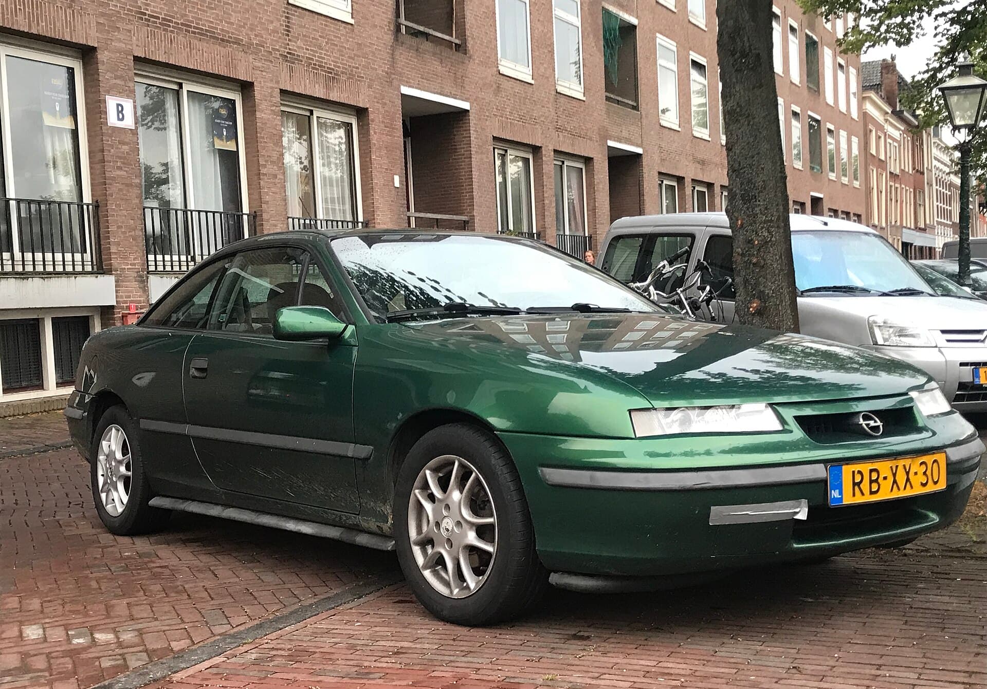 Der Calibra: die flache Front, der Cw-Wert 0,26, das Coupé der Neunziger. Ein Opel Calibra