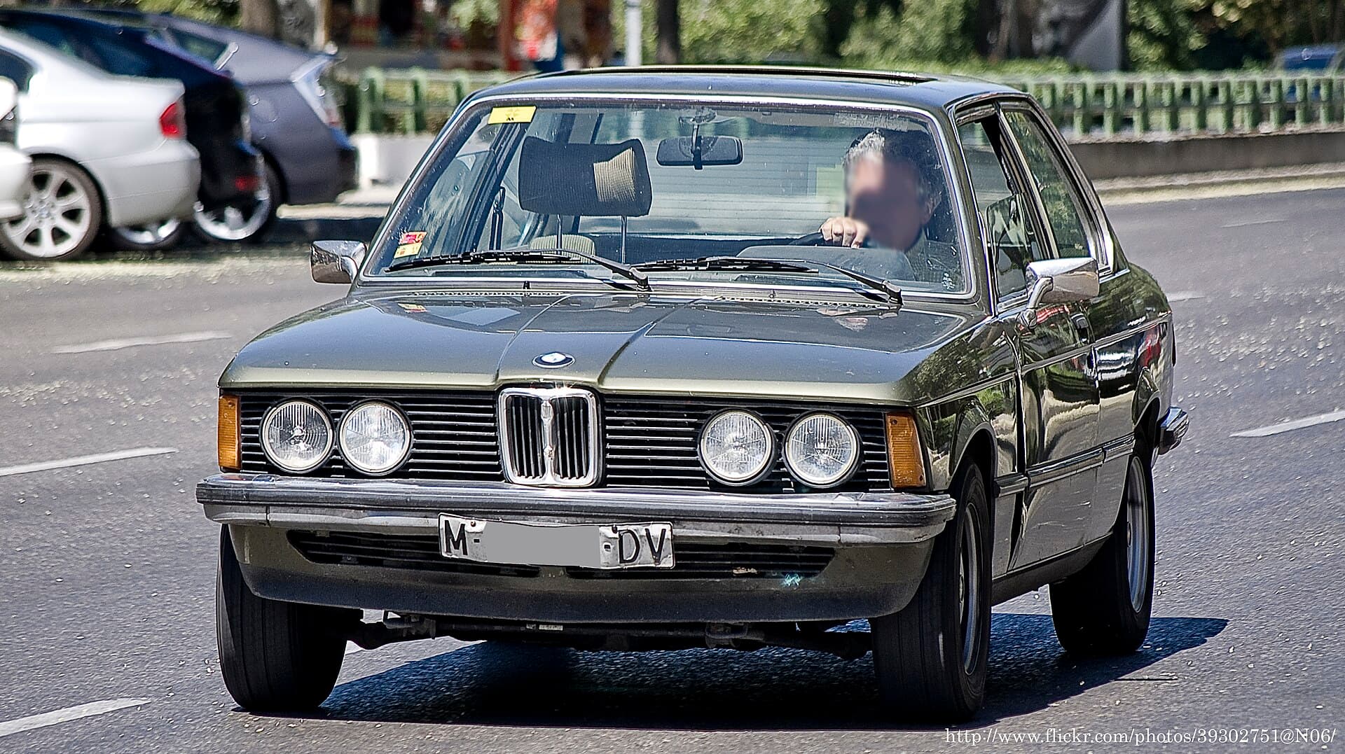 Der E21: der erste 3er, 2 Türen, die Niere nach vorn, der Anfang der Reihe. Ein BMW 3er E21