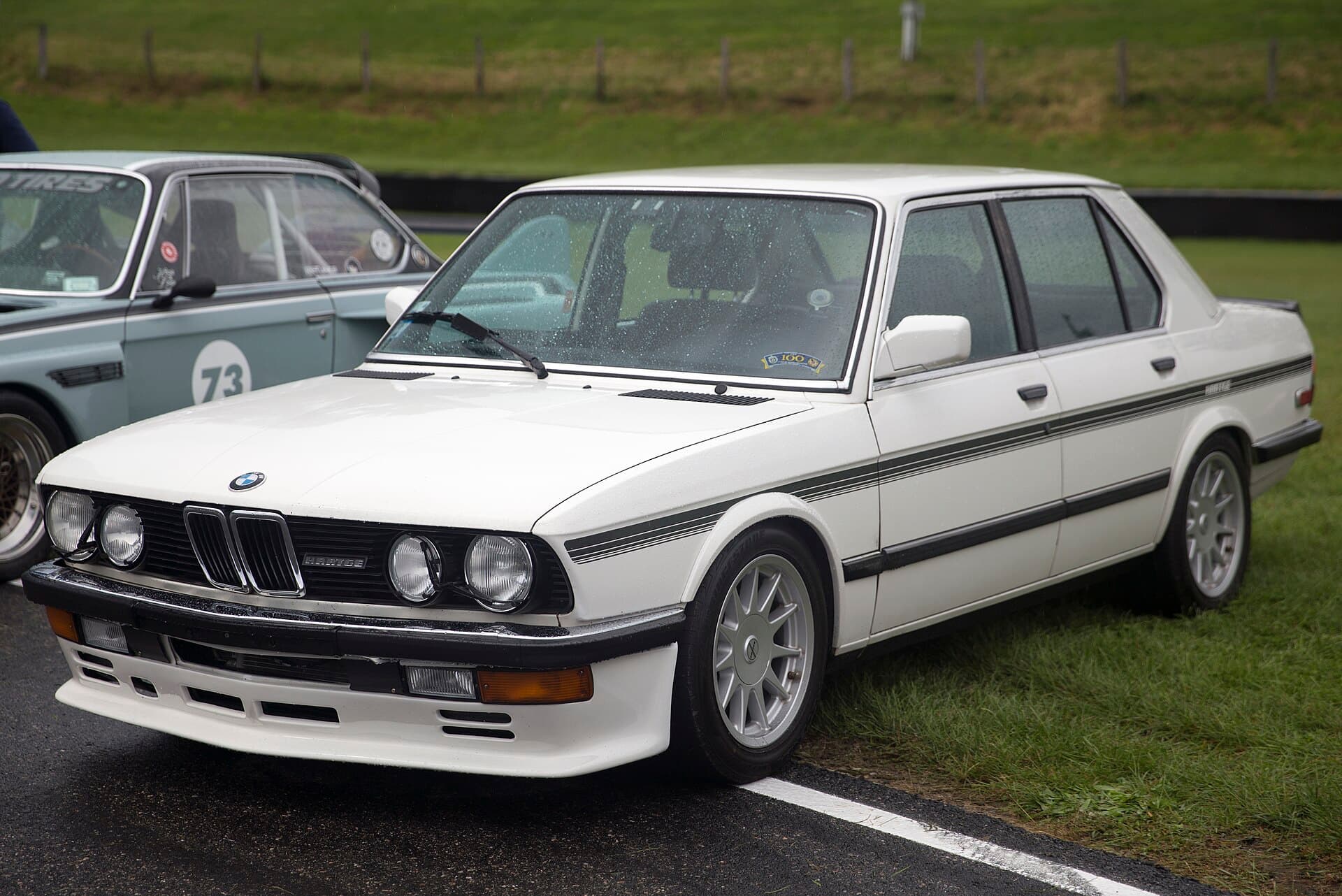 Der E28: die Limousine der Achtziger, mit Haifischnase und Bordcomputer. Ein BMW 5er E28