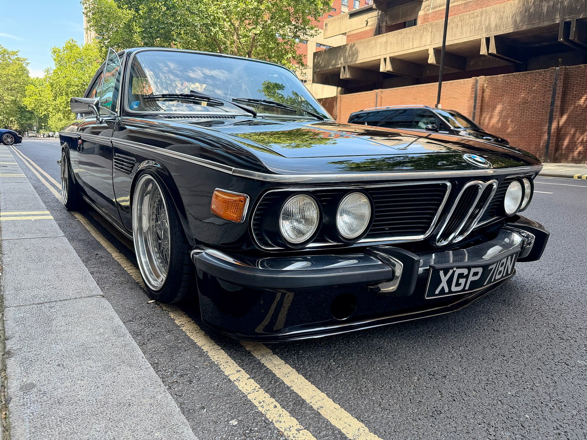 Der E9: rahmenlose Fenster, Haifischnase, Hofmeister-Knick, das Coupé, das BMW definierte. Ein BMW E9 Coupé
