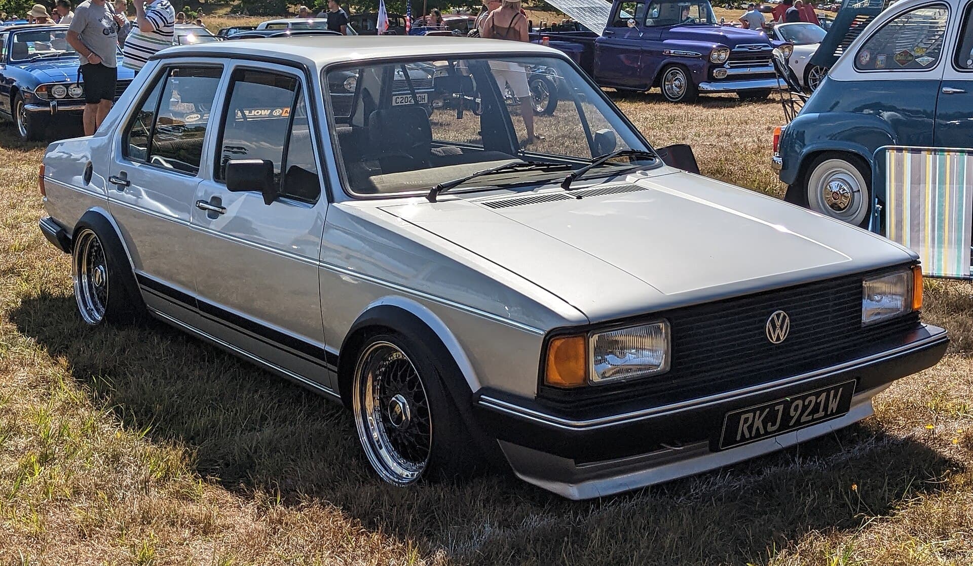 Der Jetta I: Doppelscheinwerfer, das angesetzte Stufenheck, ein Golf für die, die einen Kofferraum wollten. Ein VW Jetta I