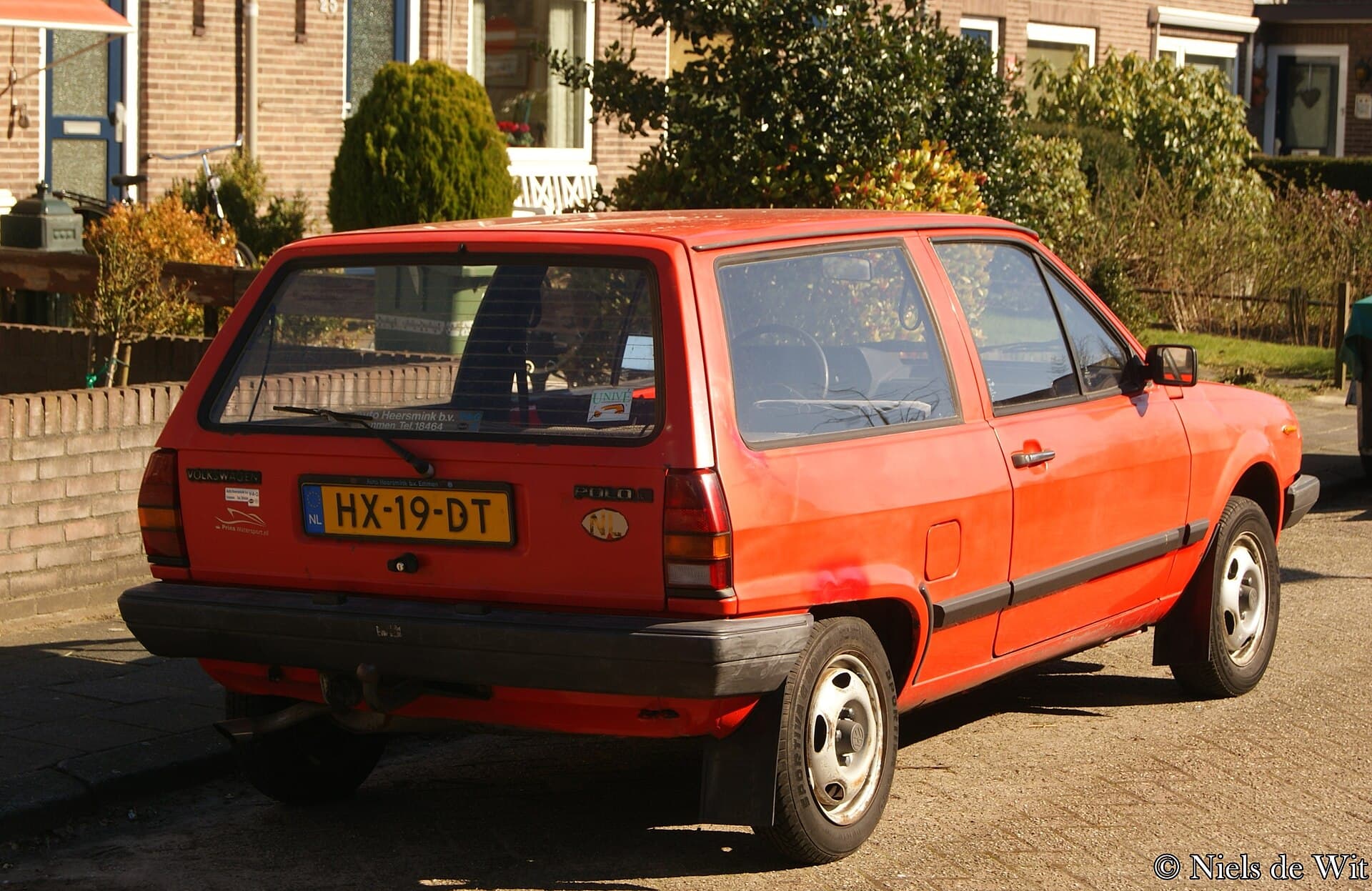 Der Polo II als Steilheck: das senkrechte Heck, die runden Scheinwerfer vor dem Facelift, der kleinste Kombi der Republik. Ein VW Polo II