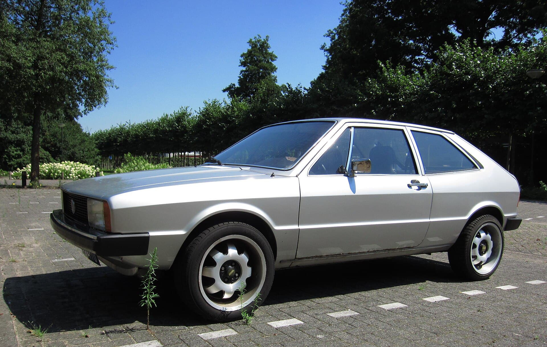 Der Scirocco I: Giugiaros Keil mit den 4 runden Scheinwerfern der frühen Jahre, der Golf als Coupé, bevor es den Golf gab. Ein VW Scirocco I