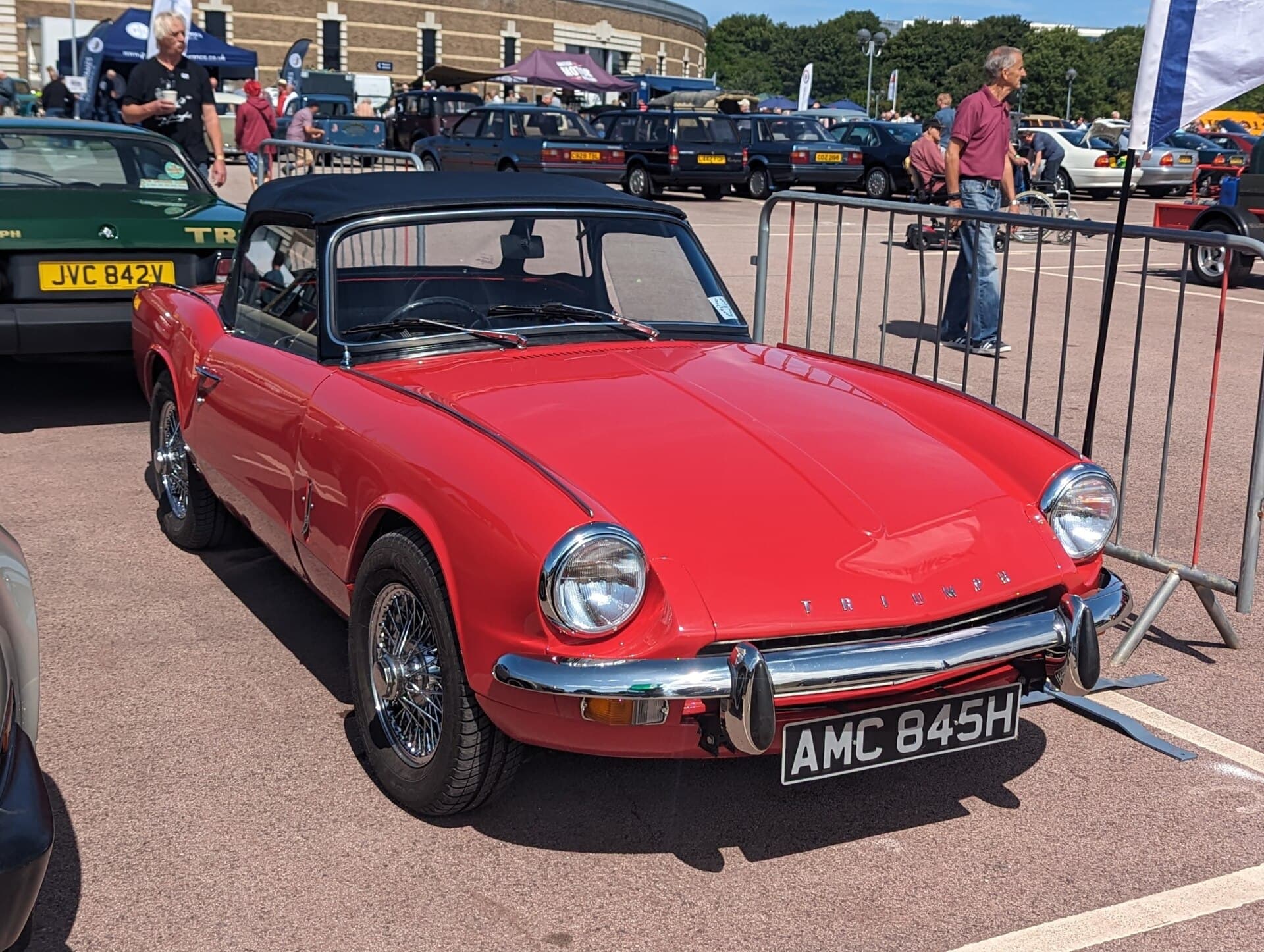 Der Spitfire: Michelottis Linie, die Front, die als Ganzes aufklappt, der kleine Roadster. Ein Triumph Spitfire