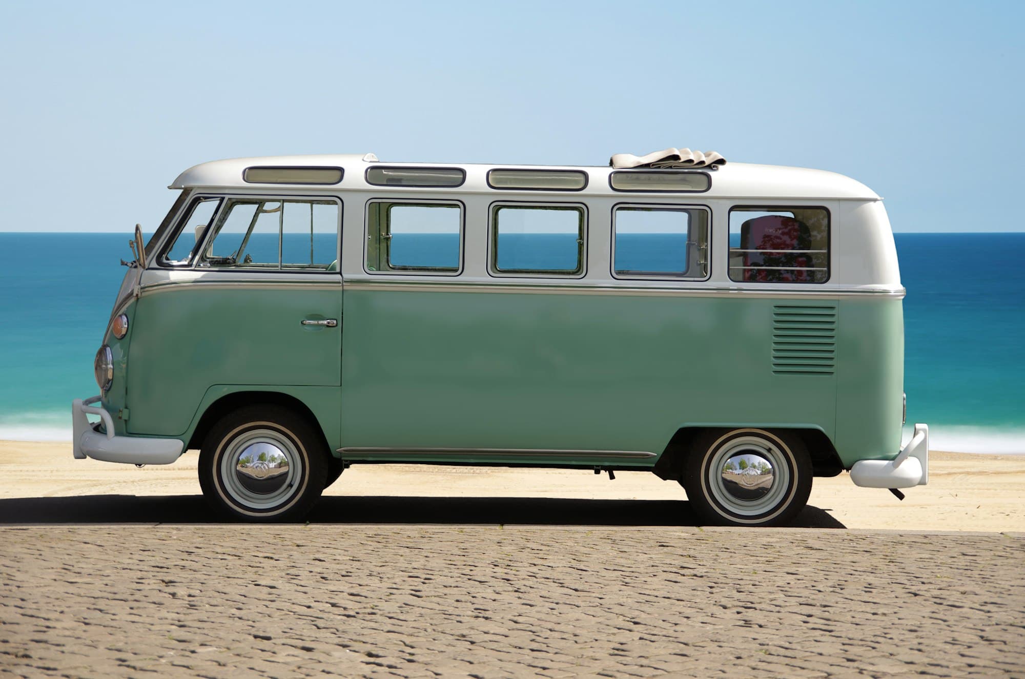 Der Samba: Dachrandfenster, Faltschiebedach, 2 Farben, der Bus, den heute jeder meint, wenn er Bulli sagt. Ein VW T1 Samba mit Dachrandfenstern