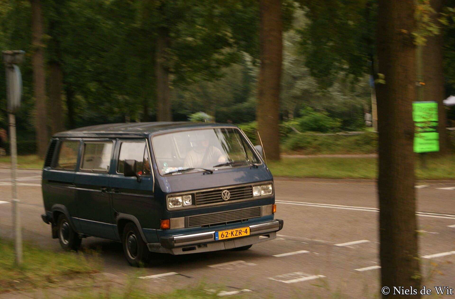 Der T3 als Caravelle: die kantige Form, der flache Laderaum, der Kühler vorn im Bug, der Wasserboxer. Ein VW T3 Caravelle