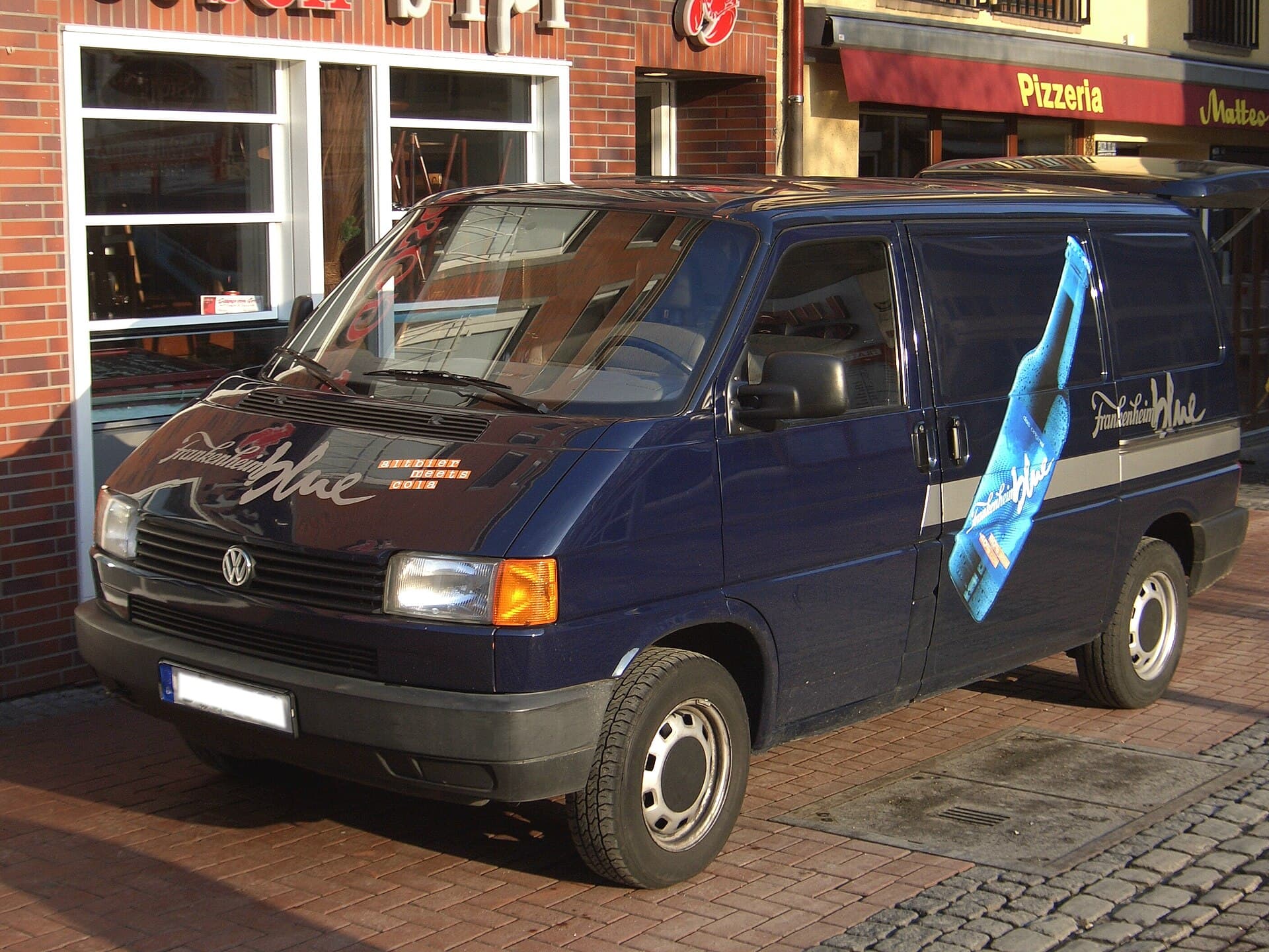 Der T4: Frontmotor, kurze Nase der ersten Jahre, der Laderaum tiefer als je zuvor. Ein VW T4 Bus