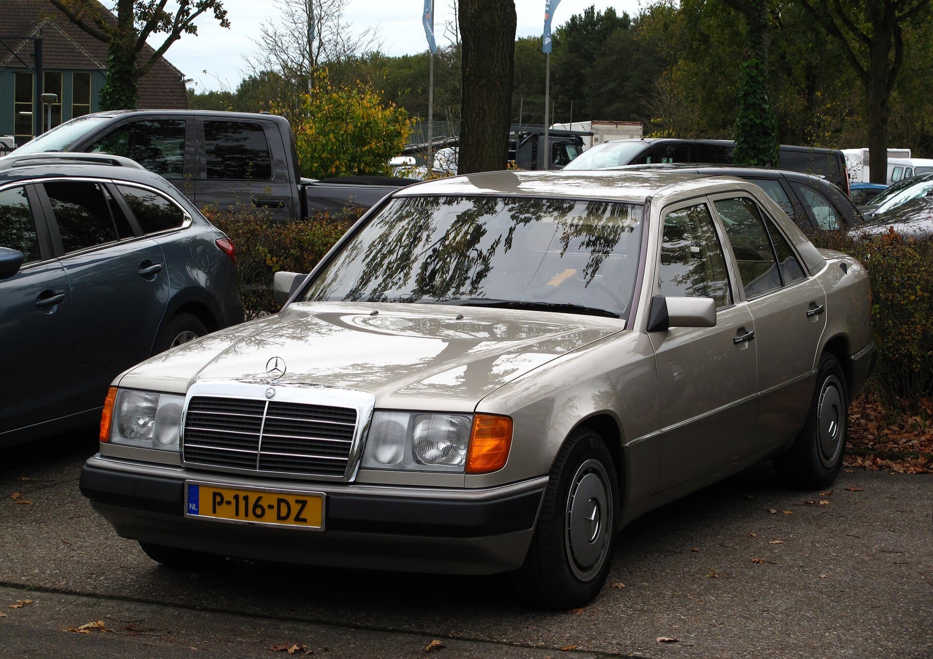 Der W 124 als Limousine: die windschnittige Form von Bruno Sacco, die Grundlage der ersten E-Klasse. Ein Mercedes-Benz W 124