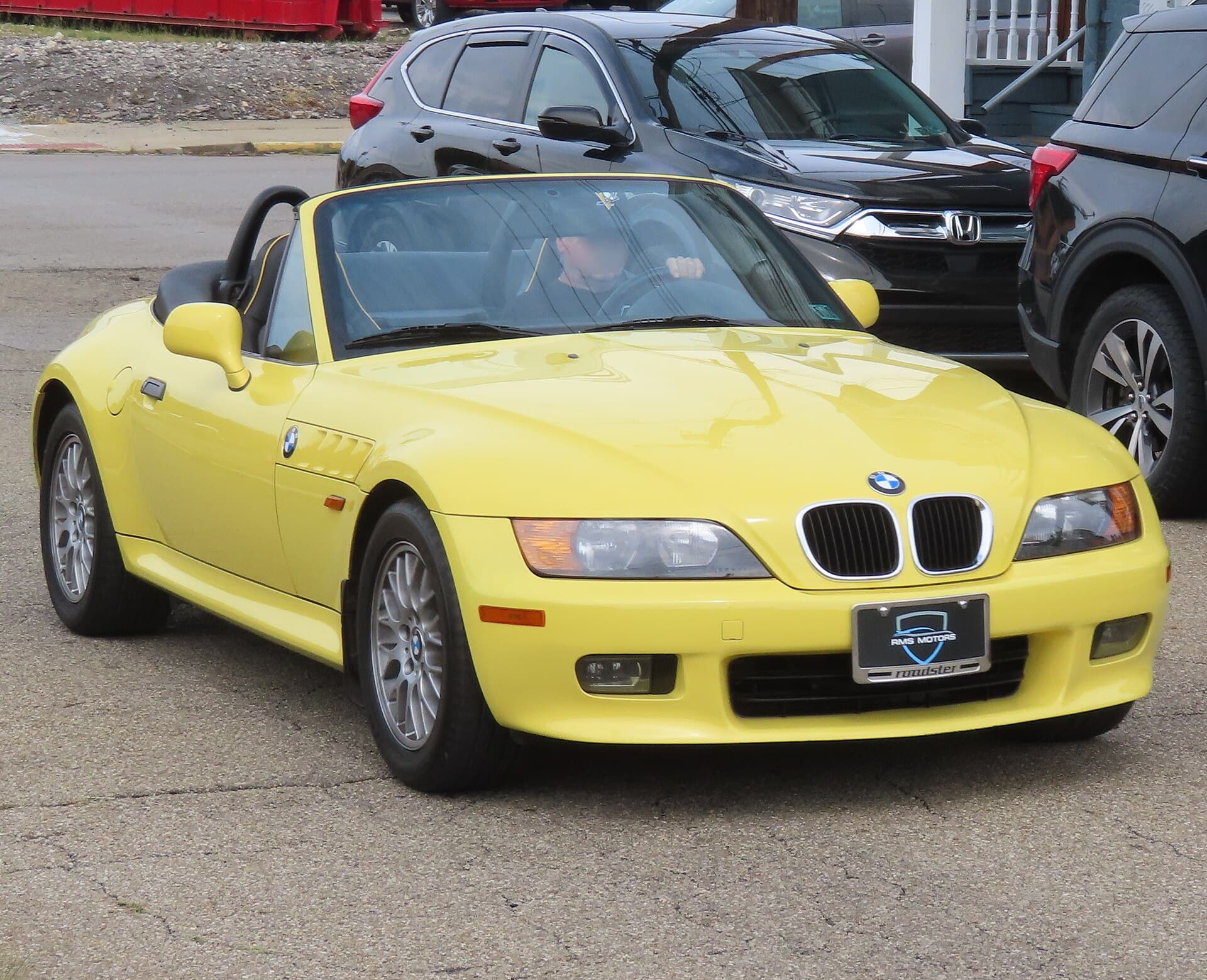 Ein Z3 2.8 von 1998 in Gelb, vor dem Facelift und schon mit dem breiten Heck, das die Sechszylinder als Erste bekamen. Ein gelber BMW Z3 2.8 Roadster von 1998 von schräg vorn