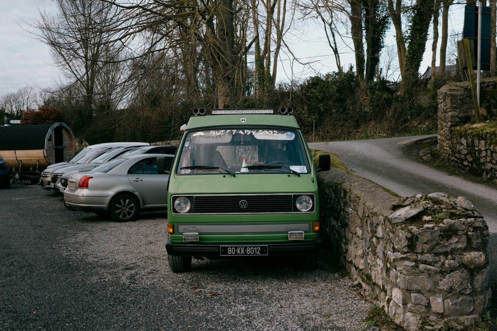 Der T3 im Winter: trocken, voll getankt, mit Ladegerät, und einer Liste für März. Ein VW T3